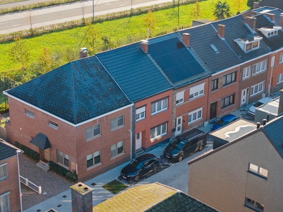 CHARMANTE, INSTAPKLARE WONING MET 3 SLAAPKAMERS, GROTE ZOLDER EN GEEZELLIGE BUITENRUIMTE foto 2