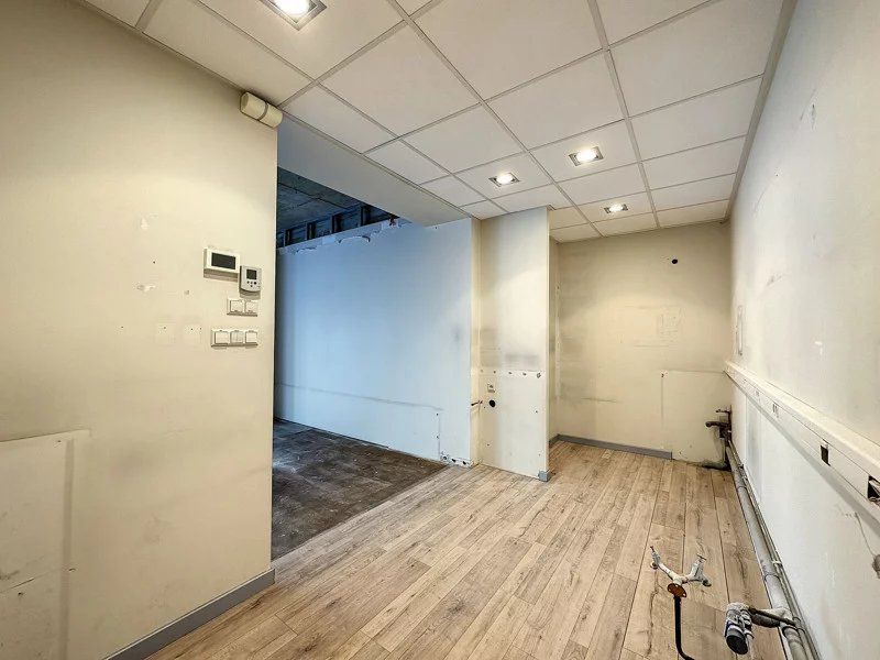 Goed gelegen handelspand met keukentje en toilet met een oppervlakte van 100m². foto 8