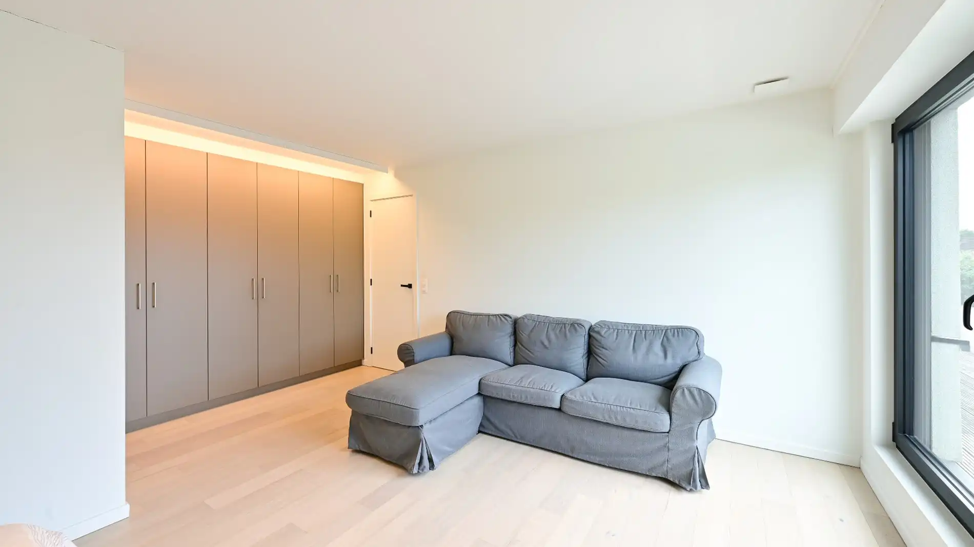 Hedendaagse villa (°2017) gelegen vlakbij het centrum van Knokke. foto 24