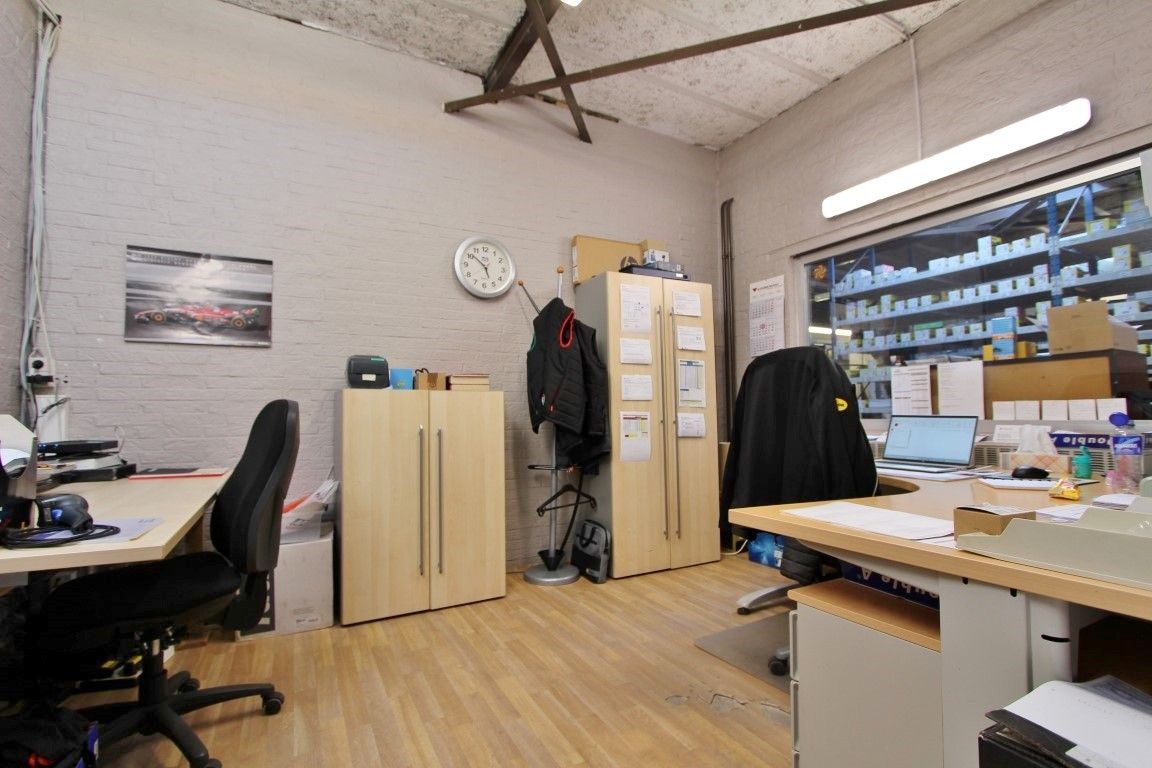 Ruim handelspand met magazijn op toplocatie foto 18