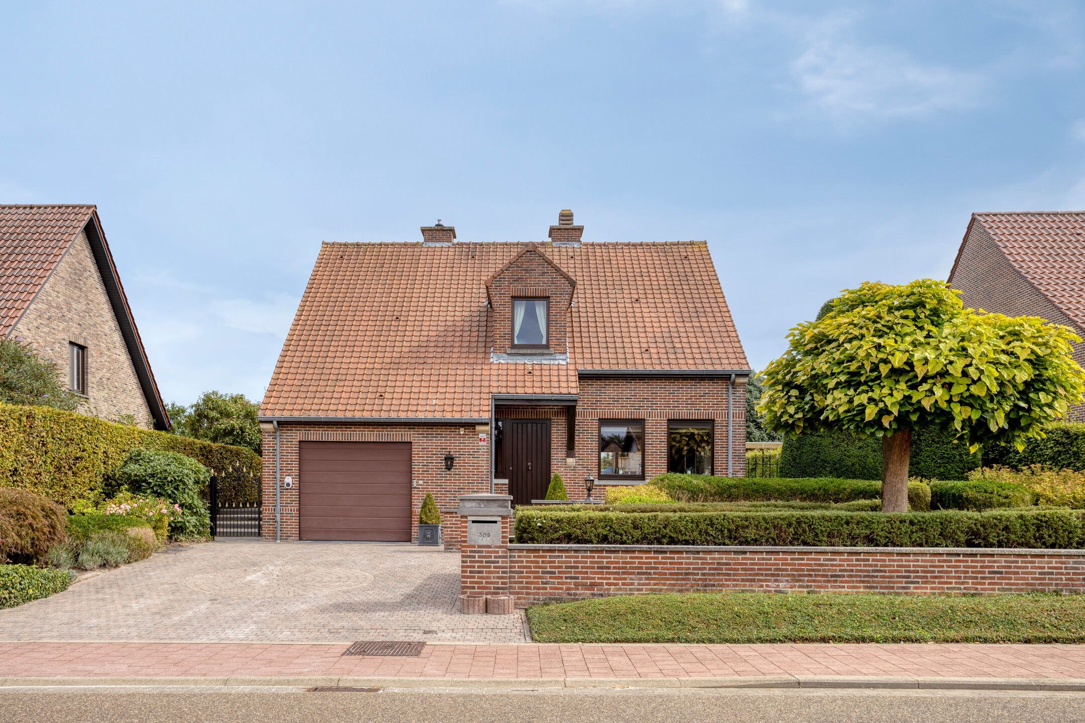 Uitkijken op de boomgaarden: ruim, duurzaam & landelijk foto {{pictureIndex}}