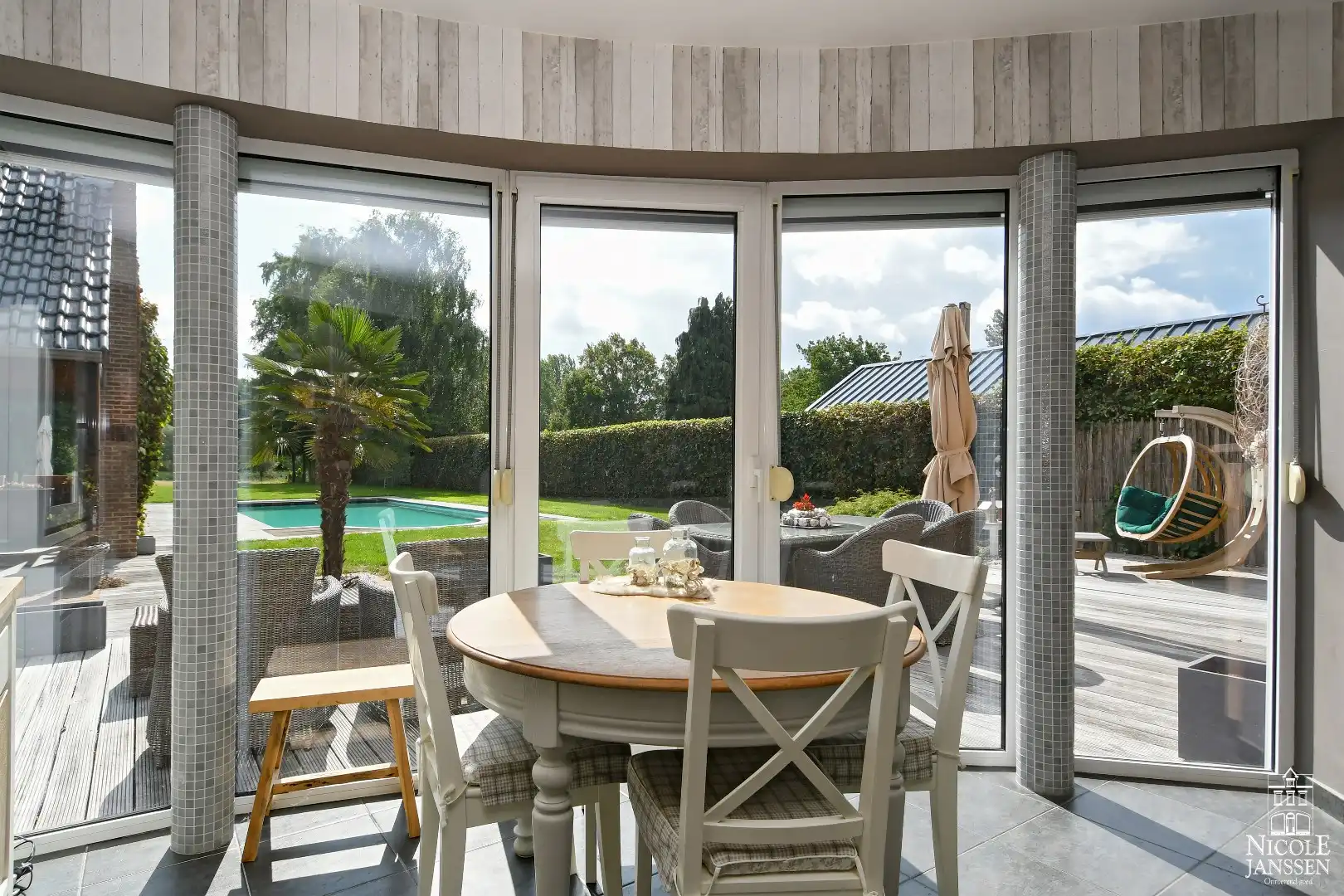 Instapklare gezinswoning met vier slaapkamers en zwembad foto 14