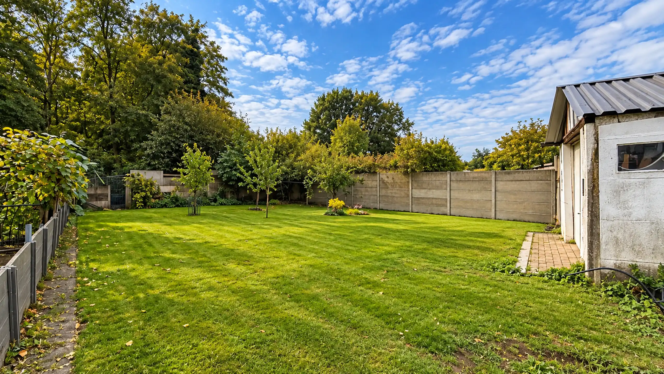 Instapklare halfopen bebouwing met zonnige tuin en garagebox foto 30