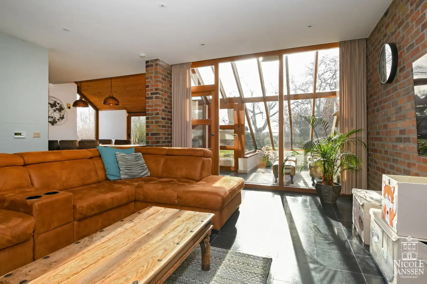 Bijzonder energiezuinige halfvrijstaande woning met diepe tuin foto 5