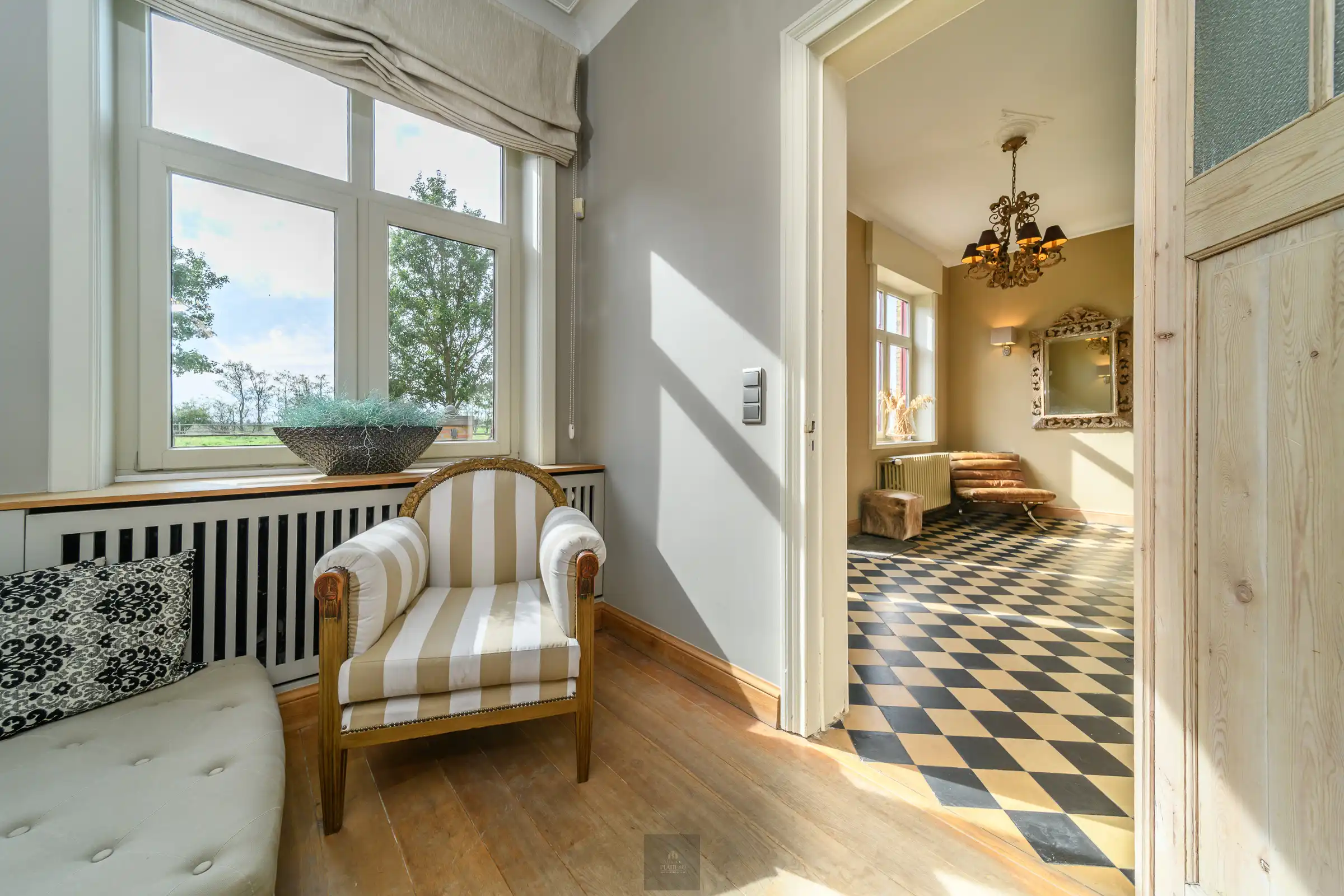 Historische grandeur en hedendaags comfort in een unieke pastorie te Stuivekenskerke. foto 7