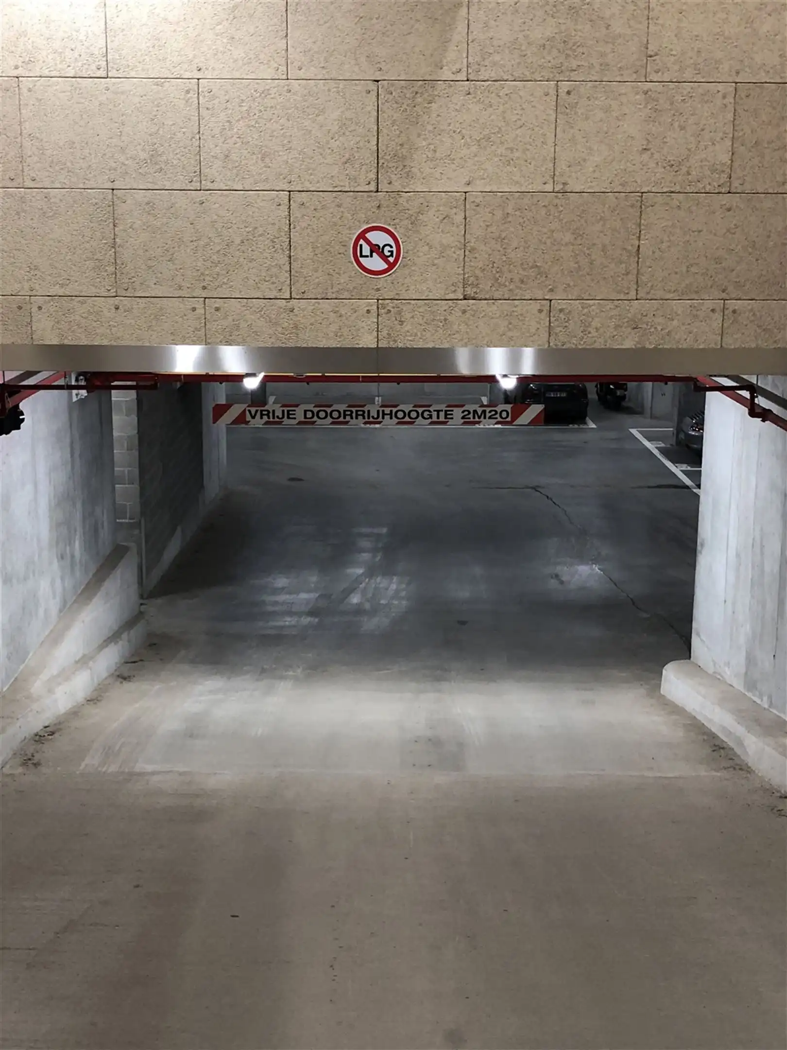 2 autostaanplaatsen aan het Eilandje foto 3