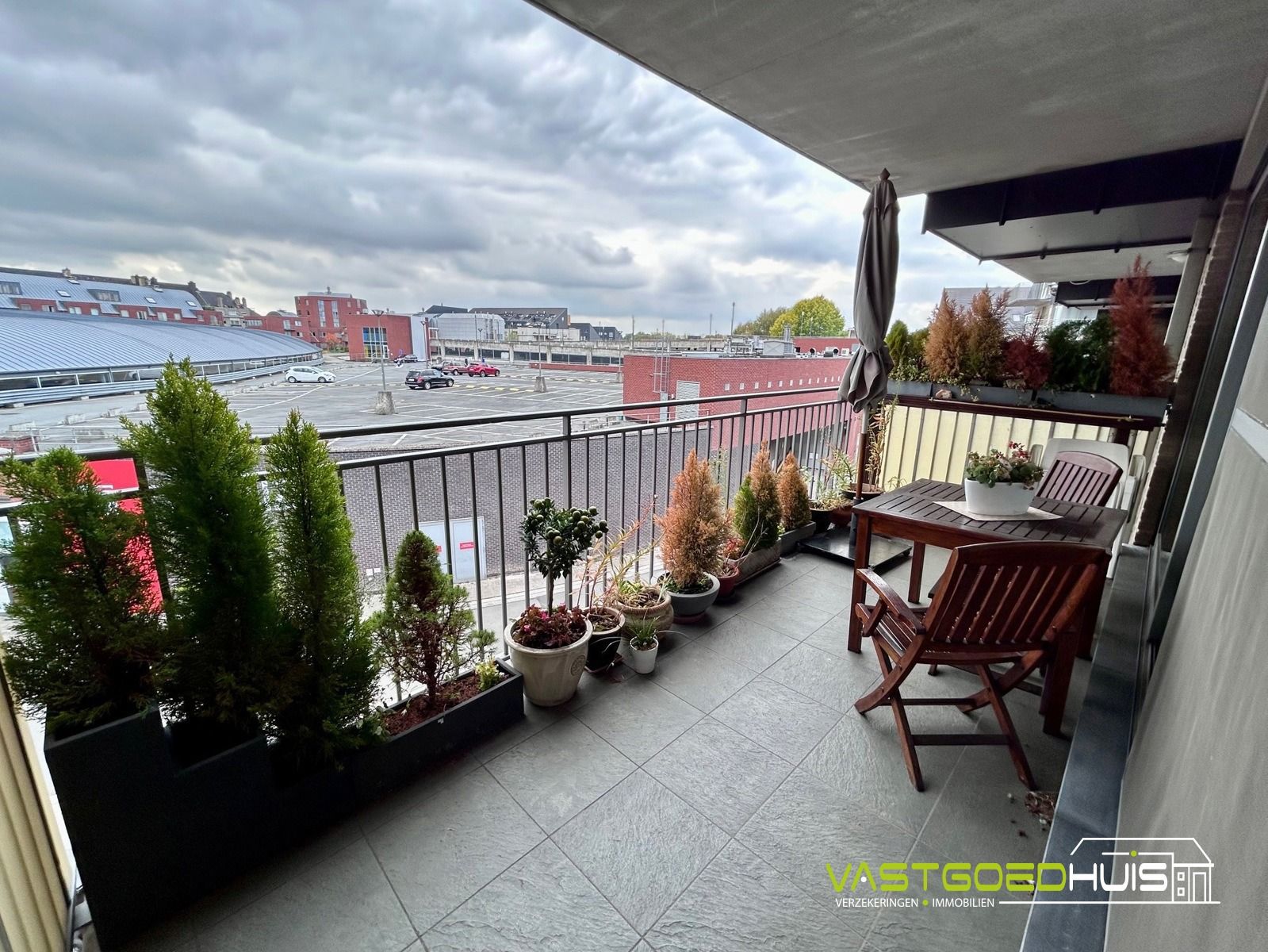Instapklaar tweeslaapkamerappartement met terras en garage foto 16