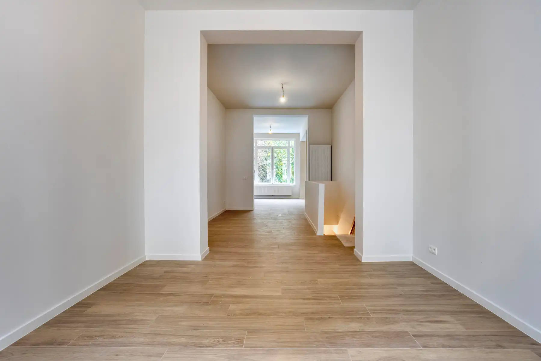 Prachtig gerenoveerd 2-slaapkamerappartement met tuin foto {{pictureIndex}}