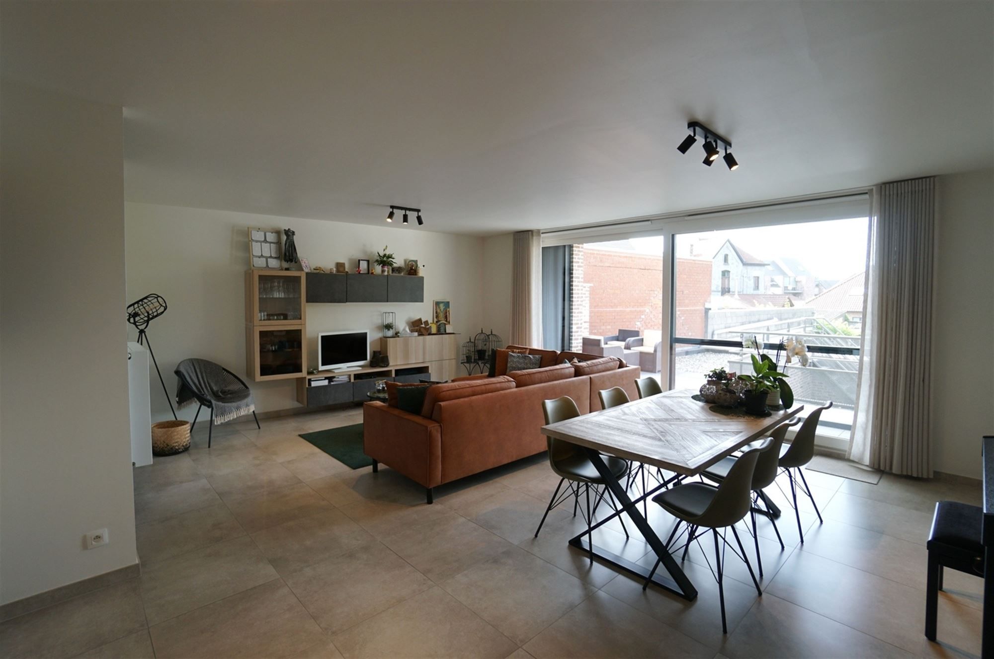 Prachtig  2-slpk appartement met lift, ruim zonnig terras en garage in centrum Oosteeklo foto 4