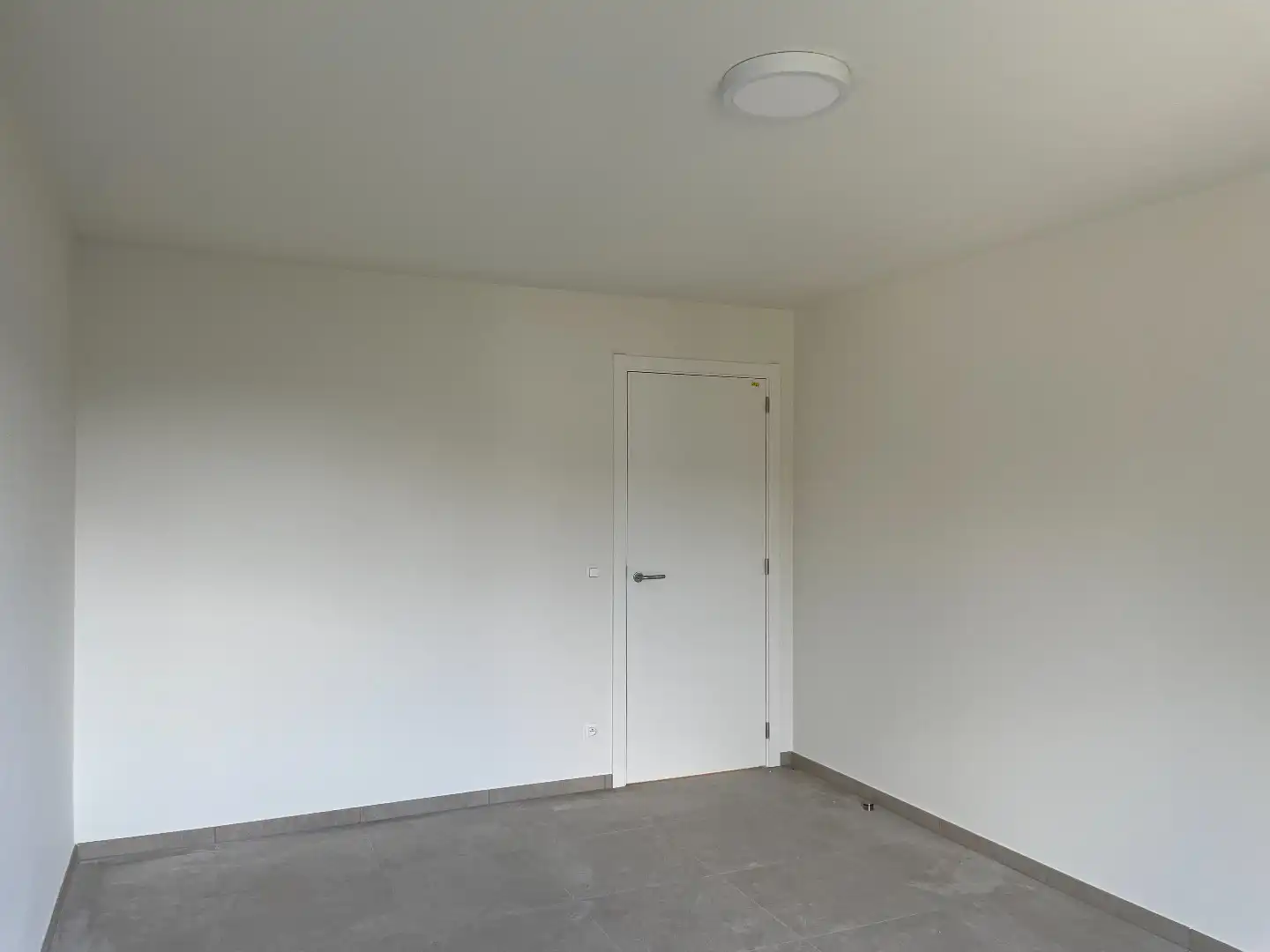 Zeer ruime moderne halfopen nieuwbouwwoning met tuin/terras en garage foto 27