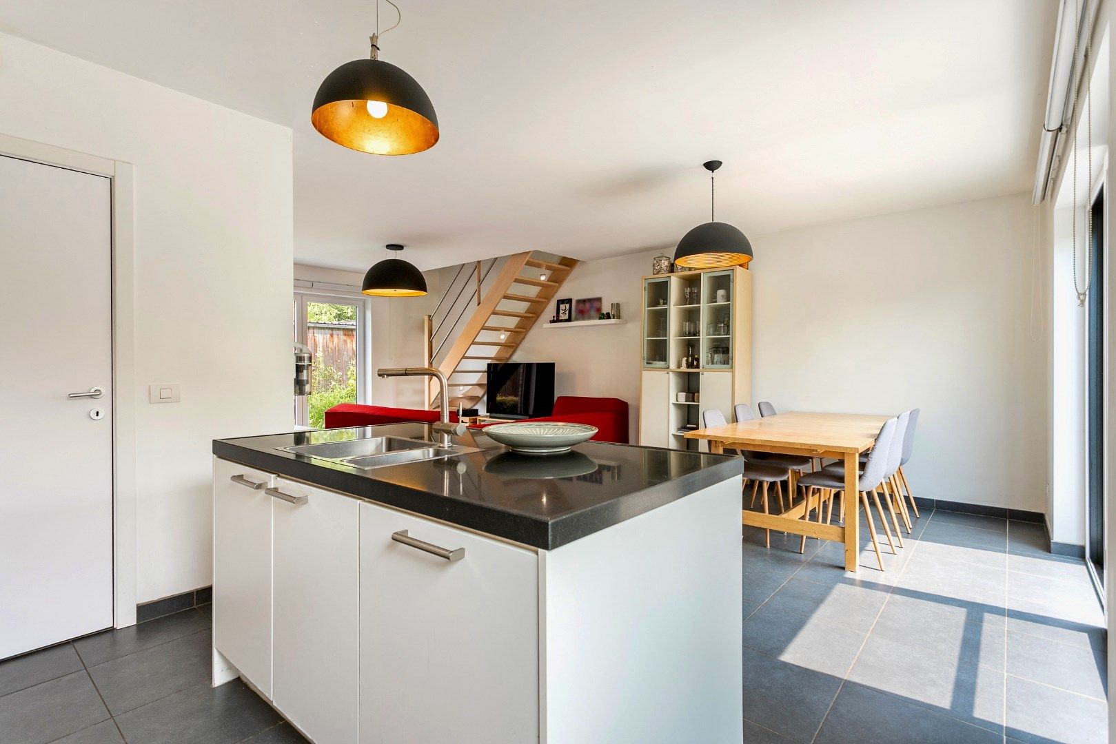 Instapklare woning met 3 slaapkamers, tuin en carport foto 8