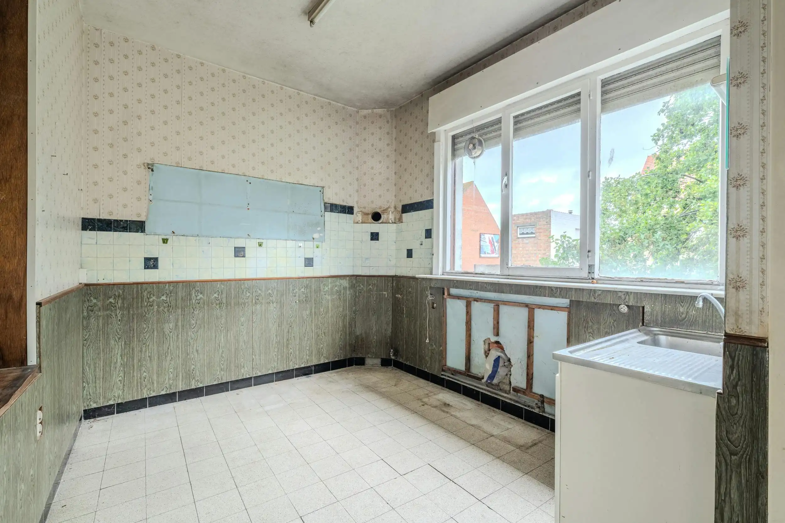 Te renoveren woning met 5 slaapkamers, tuin en garagebox te Middelkerke! foto 7