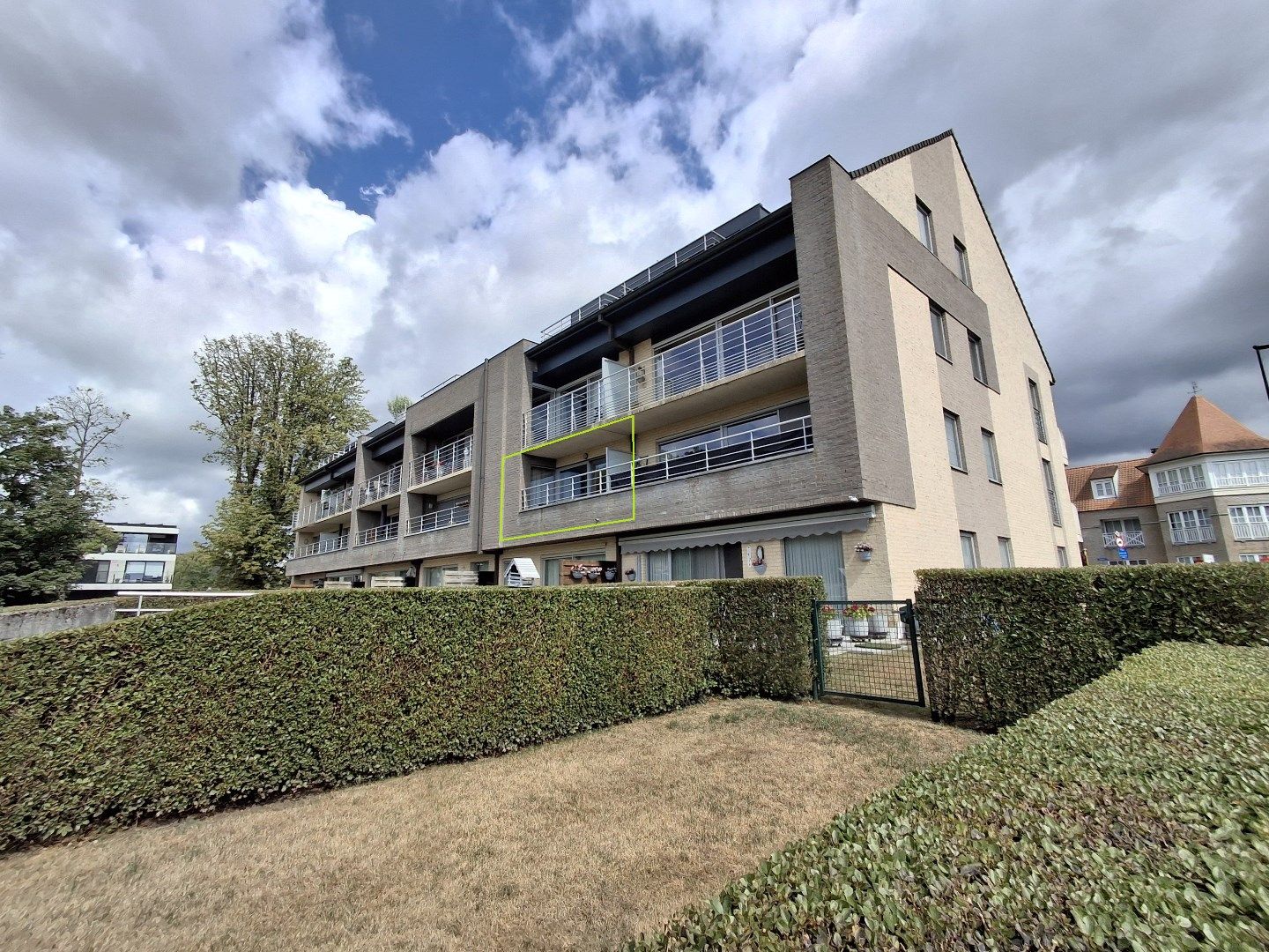 INSTAPKLAAR APPARTEMENT MET 2 SLPKS | 2 TERRASSEN EN STAANPLAATS IN HARTJE KNESSELARE foto 10