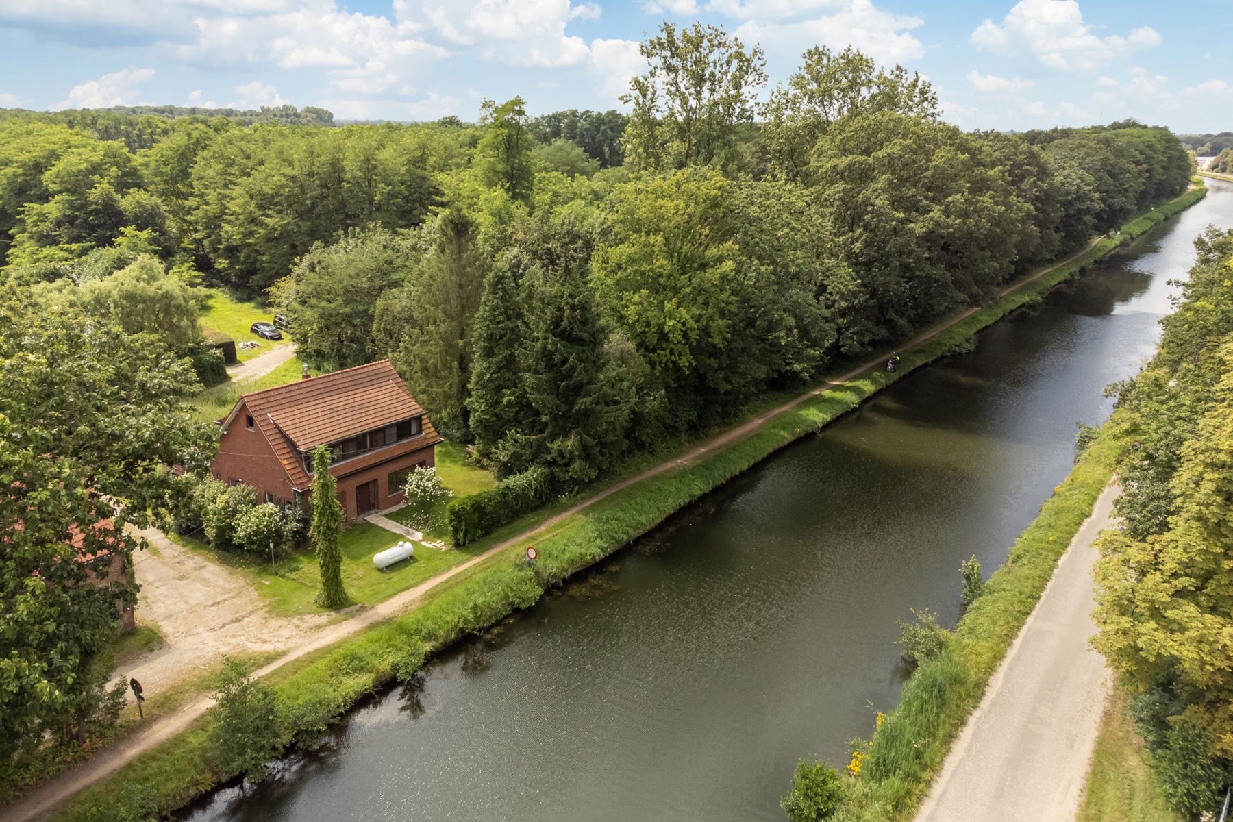 Ruime gezinswoning met vijverpartij op perceel van ca 12.501 m². foto 1