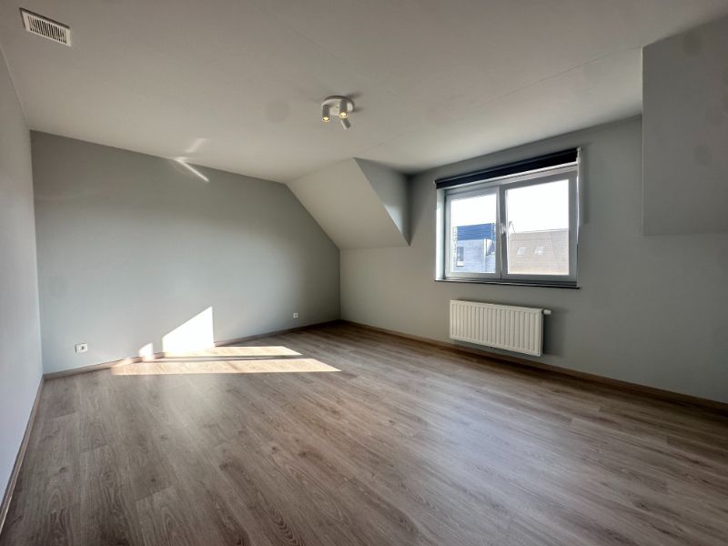 Instapklaar (volledig opgeschilderd) duplexappartement met 2 ruime slpk., terras, ondergrondse autostpl + kelderberging foto 14