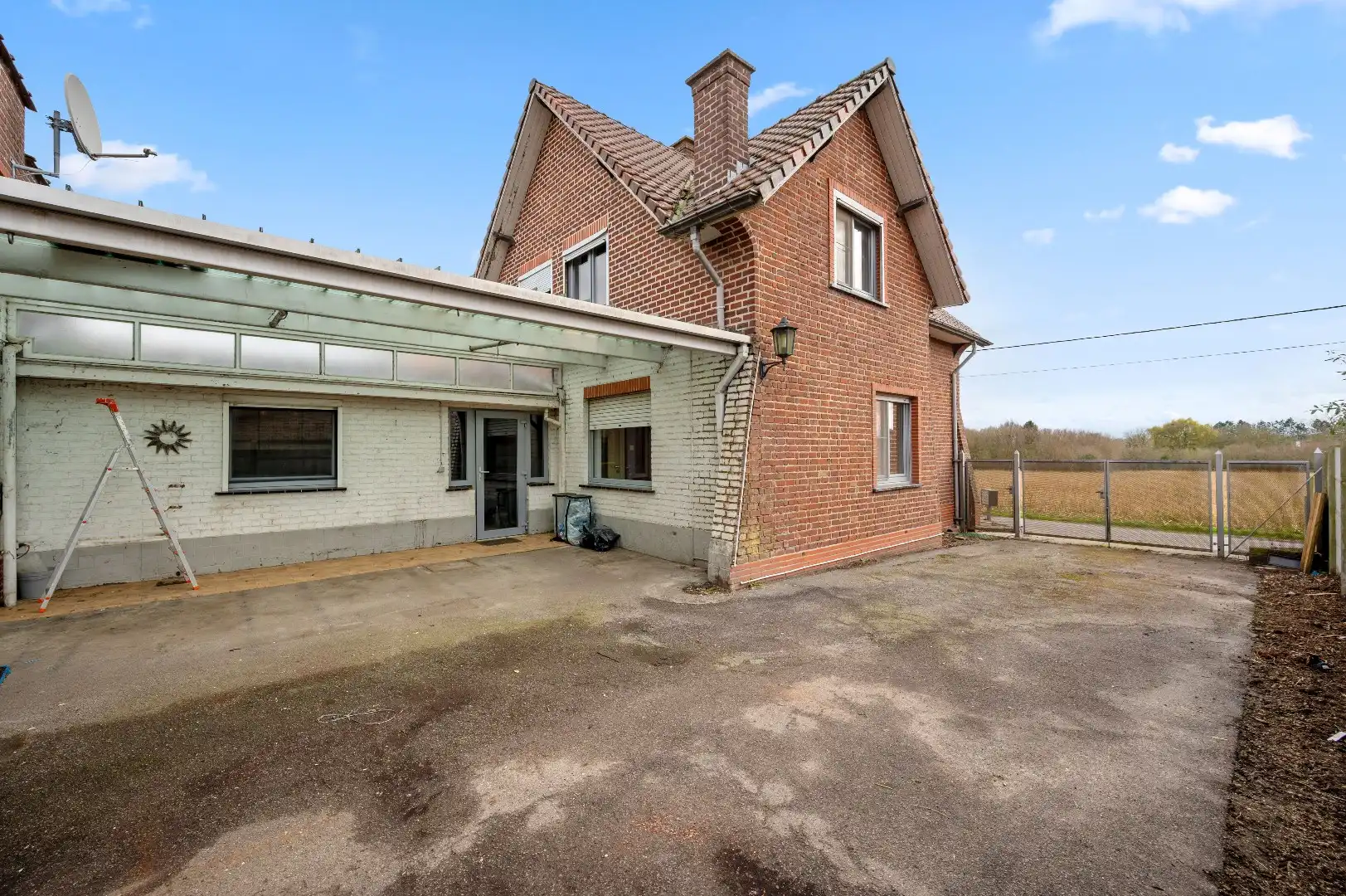 Op te frissen open bebouwing met veel ruimte en potentieel foto 3