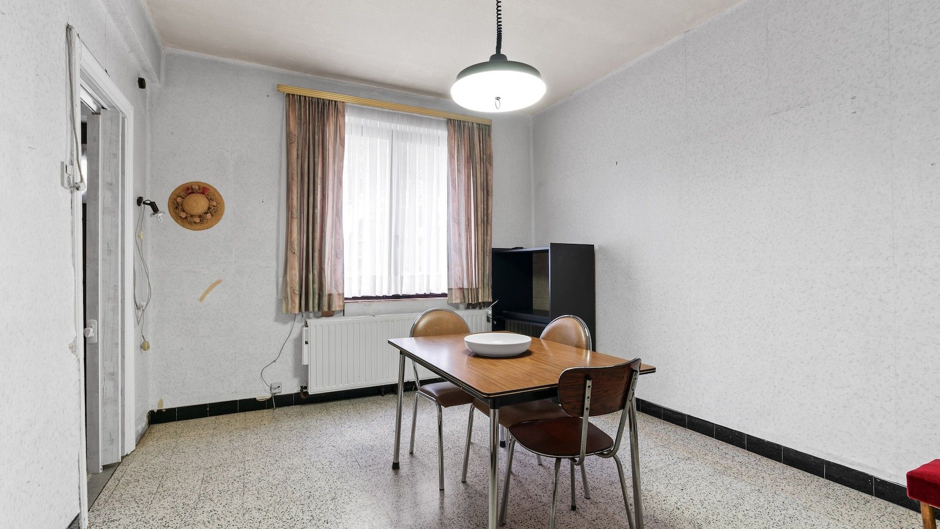 Te renoveren woning met 4 slpk's op een perceel van 3a 20 ca foto 5