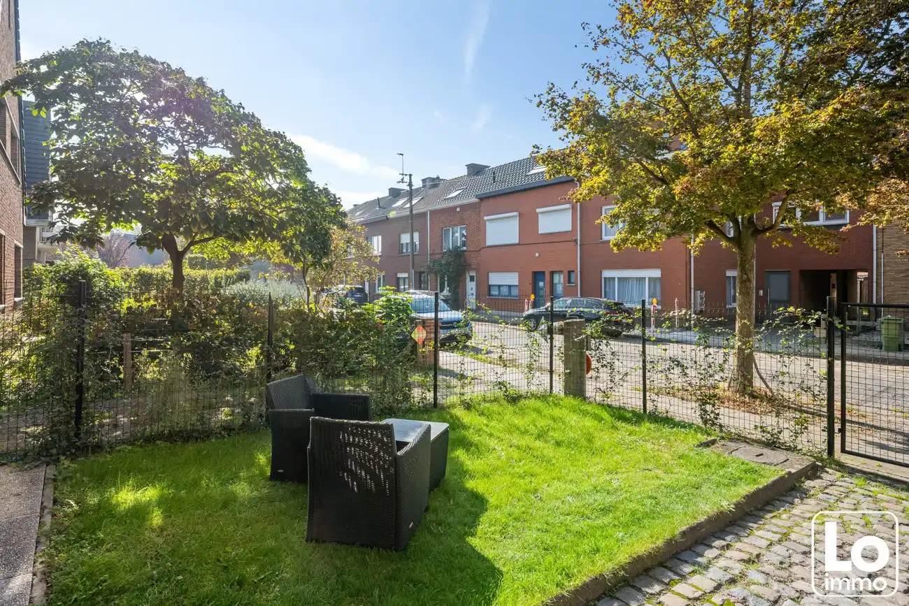 Instap klare half open woning met inpandige garage en kleine voortuin op een toplocatie nabij het centrum van Oostakker! foto 18
