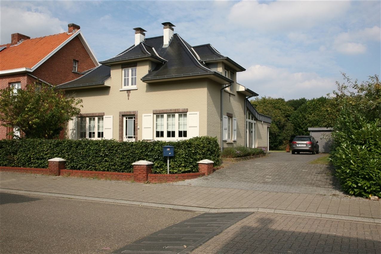 Charmante, gerenoveerde woning met 2 slpk. , tuin en garage foto {{pictureIndex}}