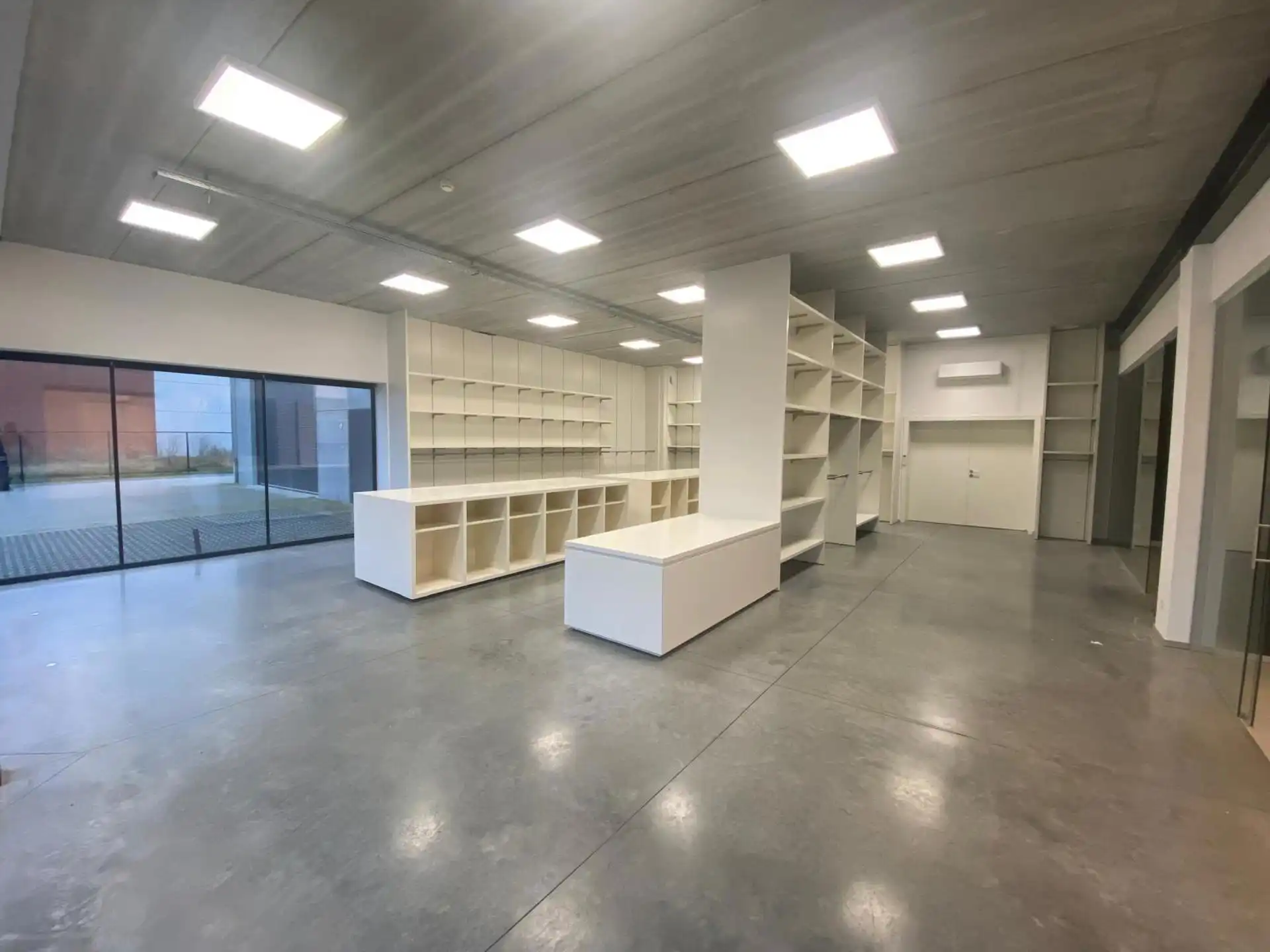 Zo goed als nieuw bedrijfsgebouw te huur in Sint-Niklaas foto 5