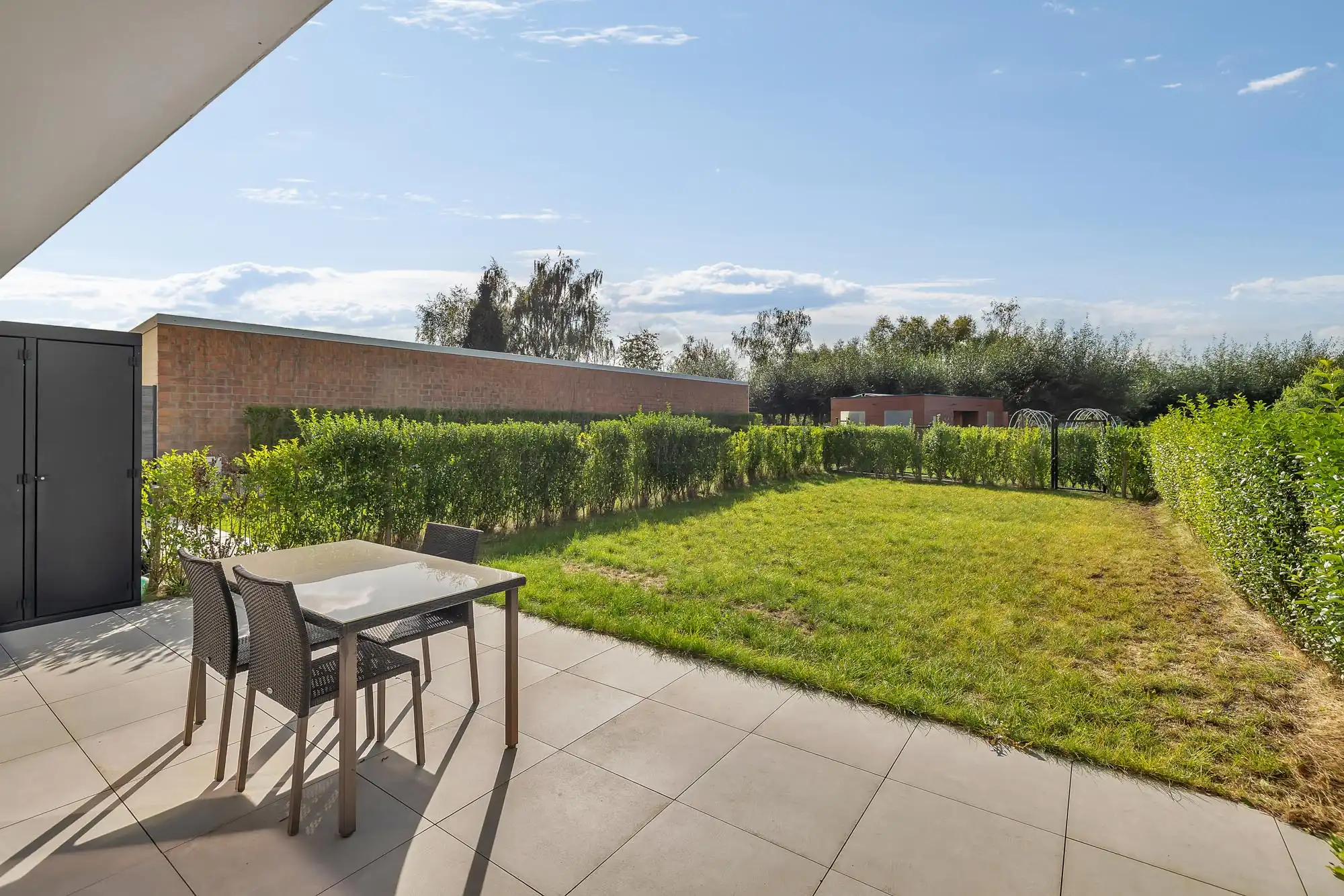 Recent app met 2 slpk, terras met tuin en staanplaats foto {{pictureIndex}}
