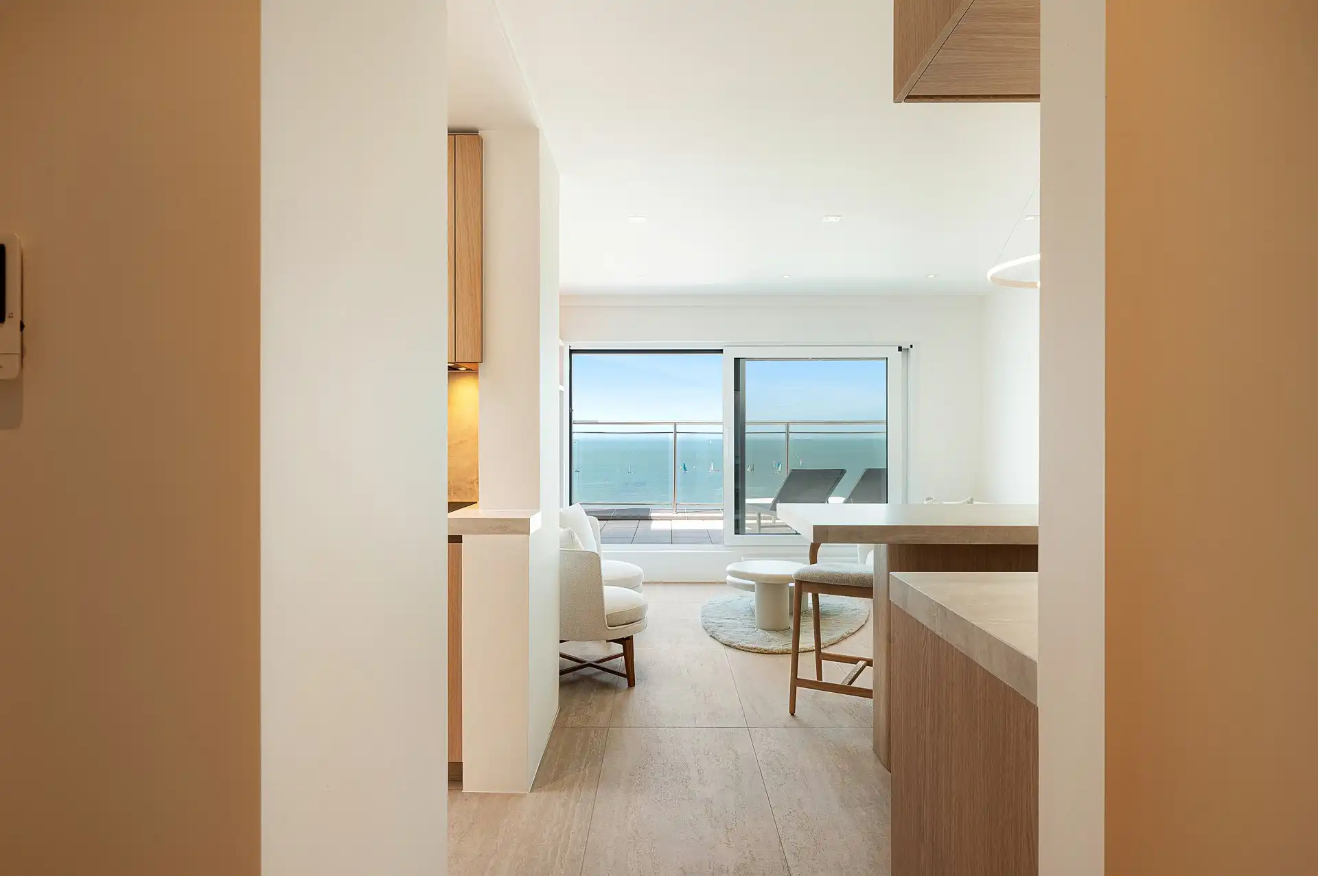 Prachtig gerenoveerd penthouse met panoramische zichten en zonnige ruime terrassen gelegen op de Zeedijk te Duinbergen foto 5