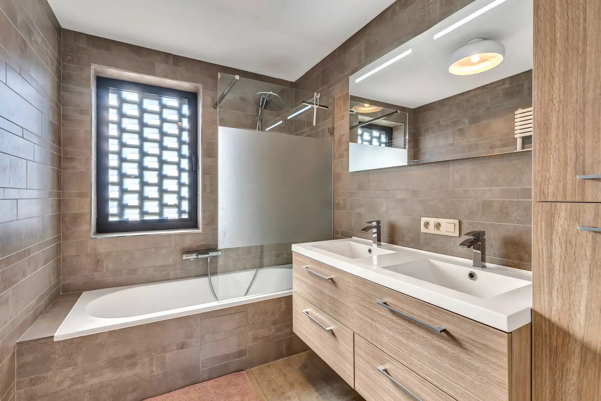 Moderne, instapklare en energiezuinige halfopen bebouwing foto 12