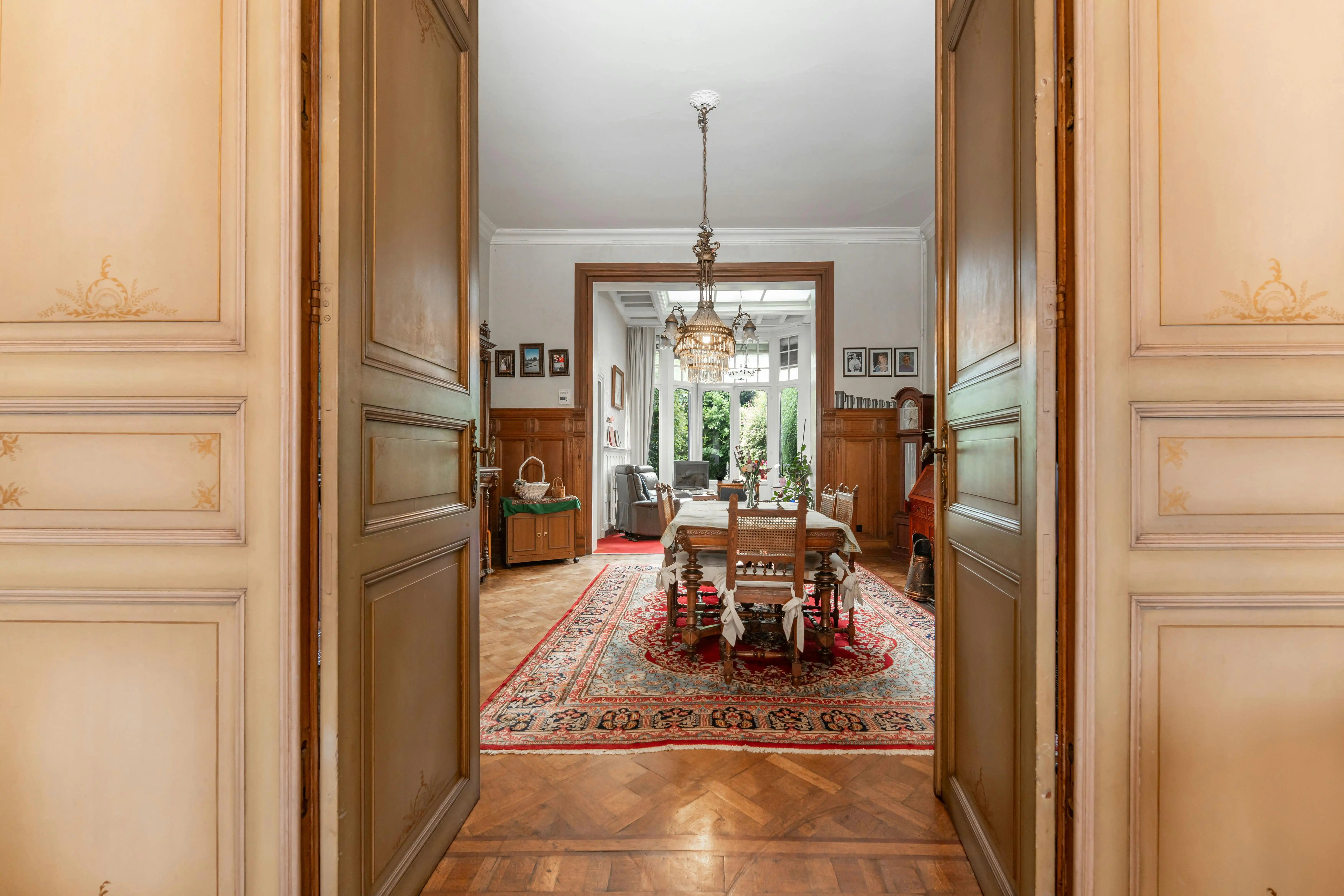 Exclusief neogotisch herenhuis met tuin in historisch Brugge foto 6