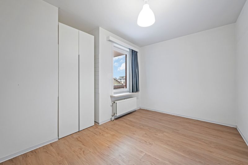 Roeselare-stadskern. Ruim verzorgd appartement van 118m3 met 3 slaapkamers, 2 terrassen, 3de verdieping. Uiterst ruim met zicht op de Grote Markt. TOPPER ! foto 12