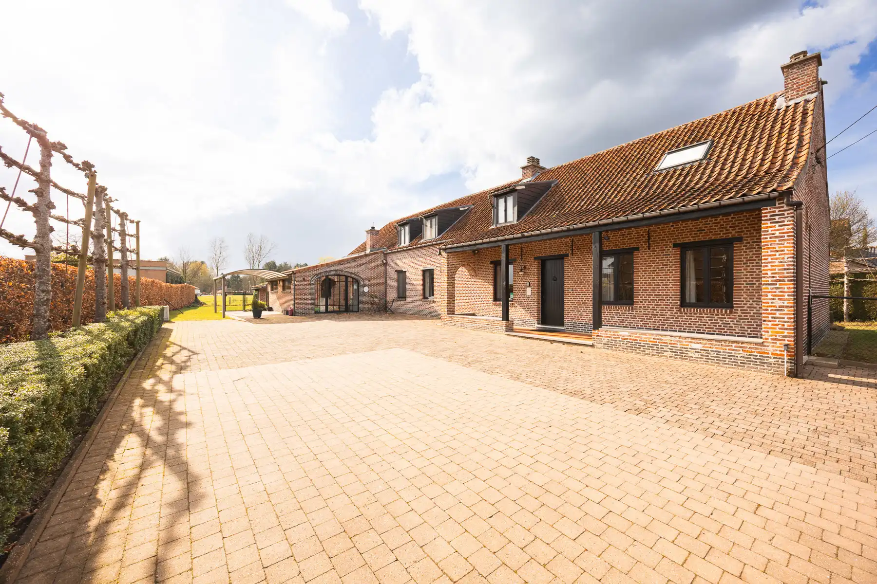 Prachtig landhuis met uitzonderlijk veel ruimte foto 2