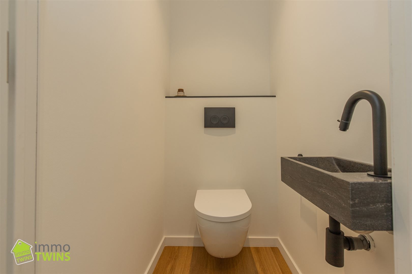 Totaal gerenoveerde, instapklare woning in hartje Beveren foto 36