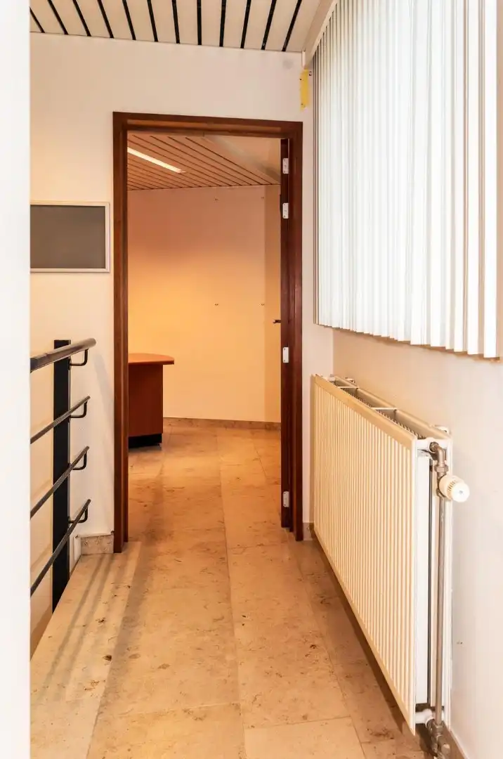 Kantoorruimte:Winkelruimte te huur in Voeren – 184 m² met parkeergelegenheid foto 9