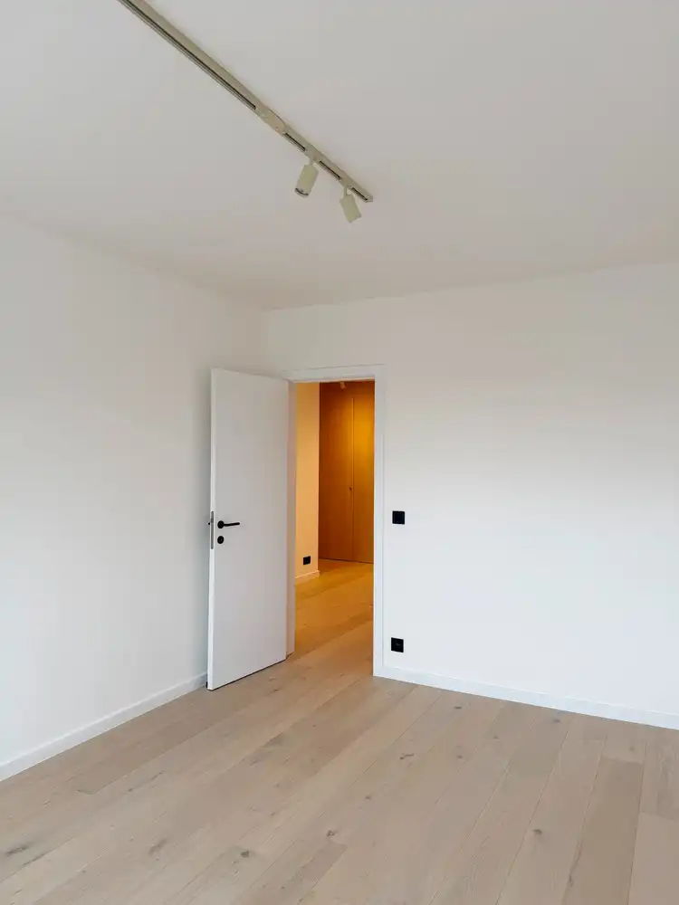 Bijzonder aantrekkelijk gerenoveerd appartement langs de Coupure met hoogwaardig gerenoveerd interieur en twee terrassen foto 30