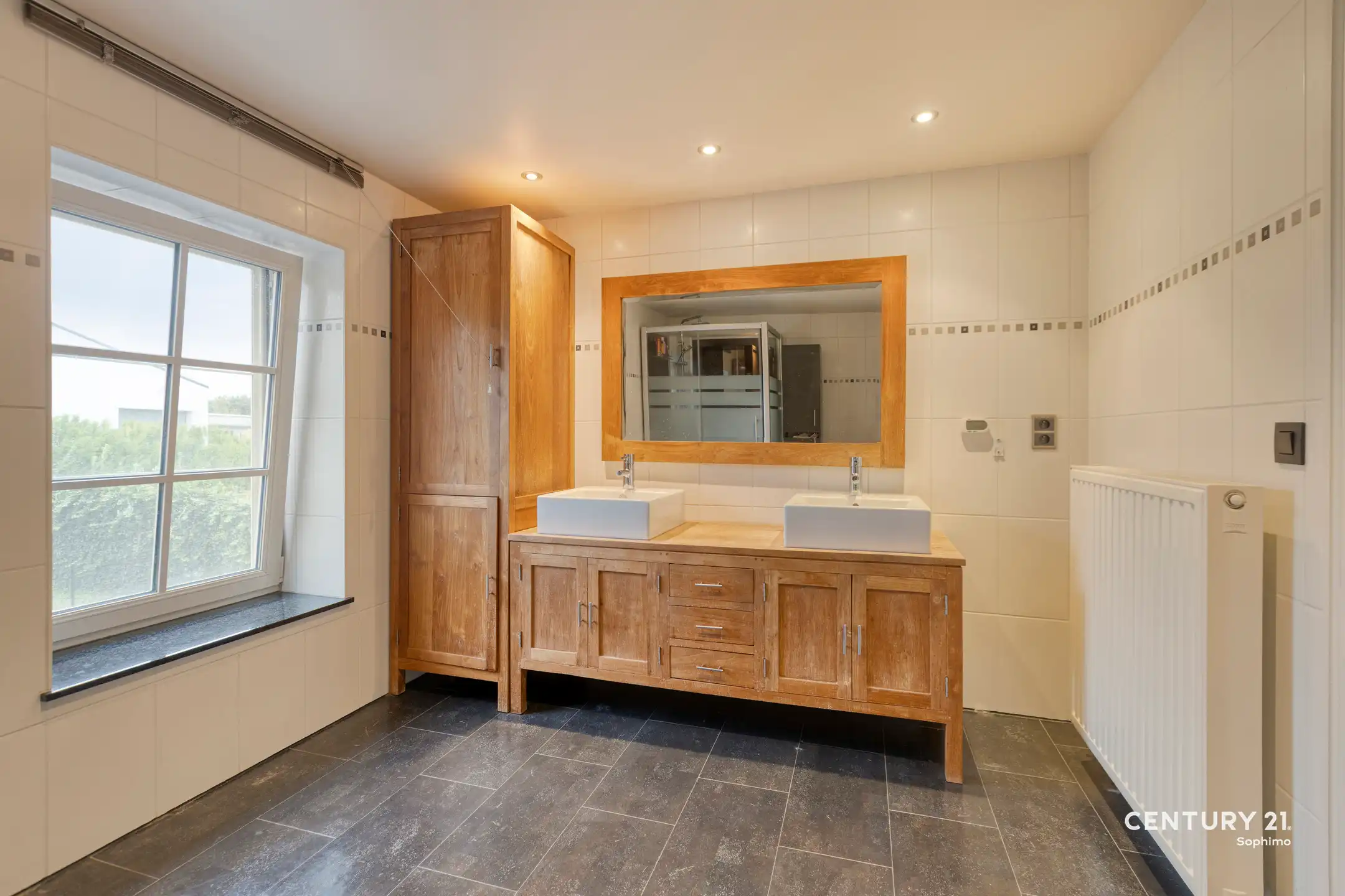 Instapklare woning met vier slaapkamers op perceel van 11a22 foto 20