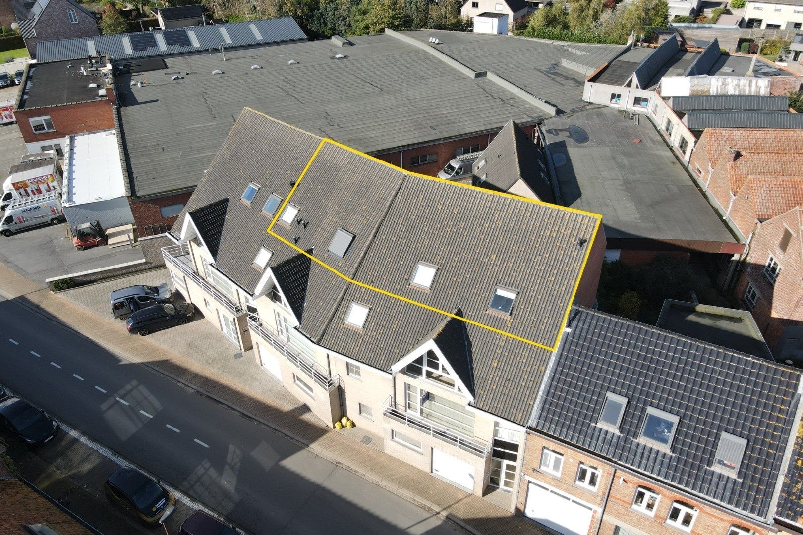 Zeer ruim appartement van 120 m² met 2 slpks in het centrum van Aartrijke foto {{pictureIndex}}
