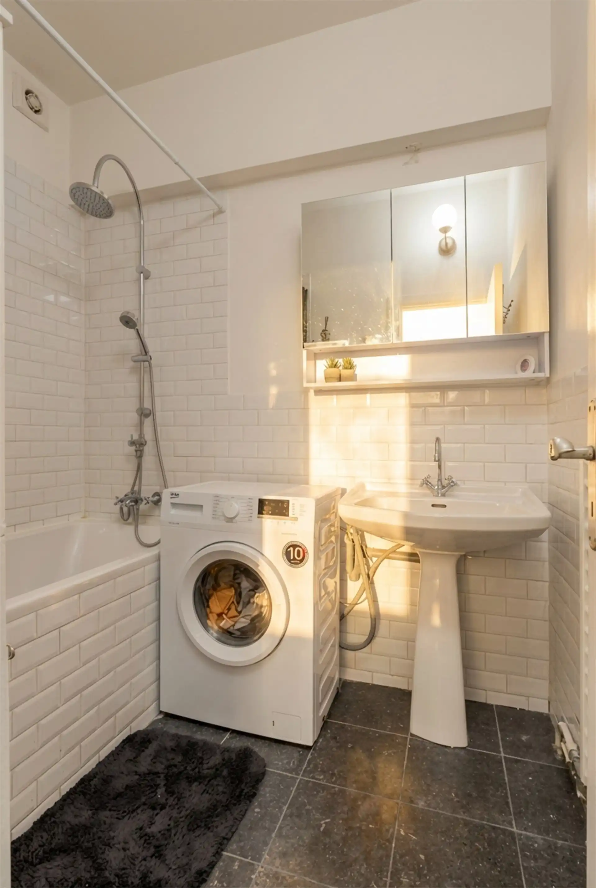 Urban Sky Living: Bright Top-Floor Apartment with Terraces. foto 11