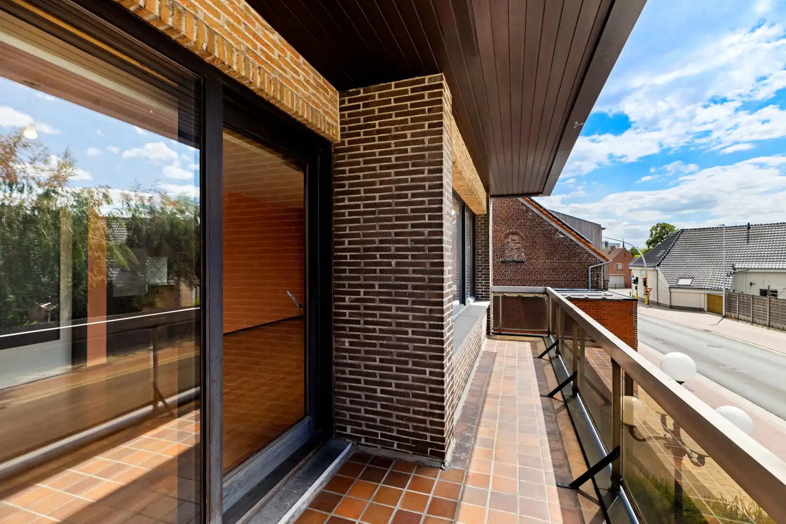 Ruim en lichtrijk appartement met 3 slaapkamers, terras en garage foto 5