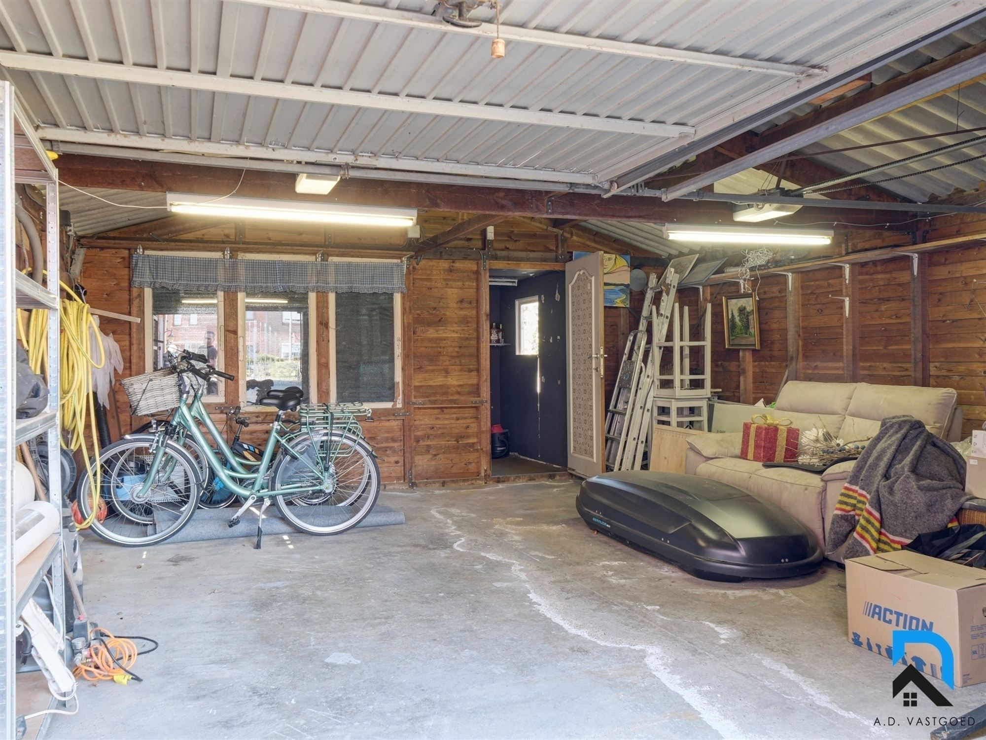 Ruime woning met grote tuin en dubbele garage foto 23
