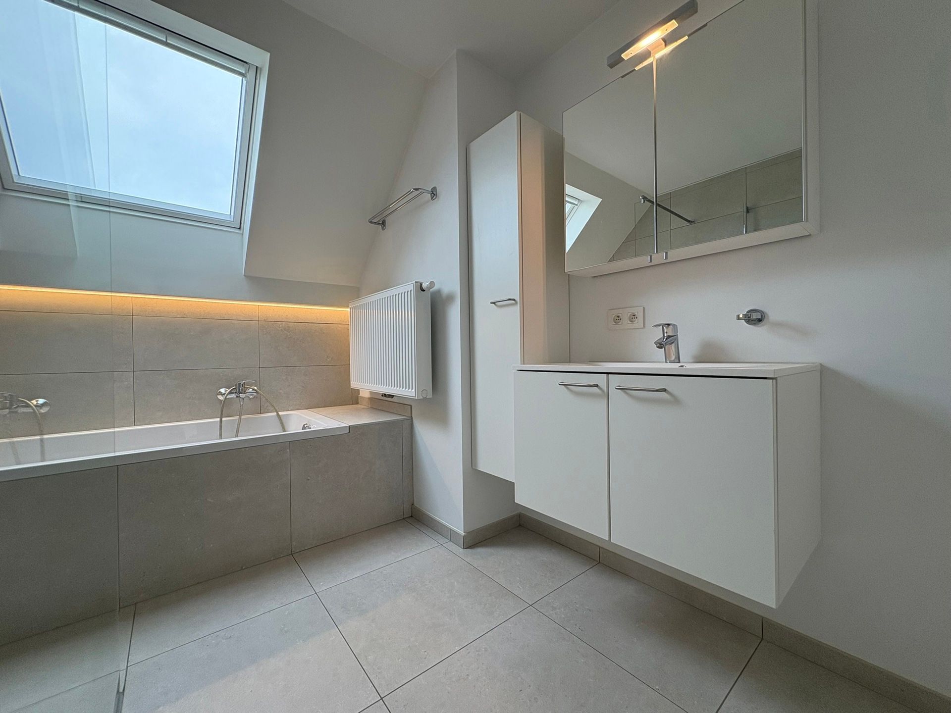 Instapklaar appartement met zonneterras, autostaanplaats en veel lichtinval foto 5