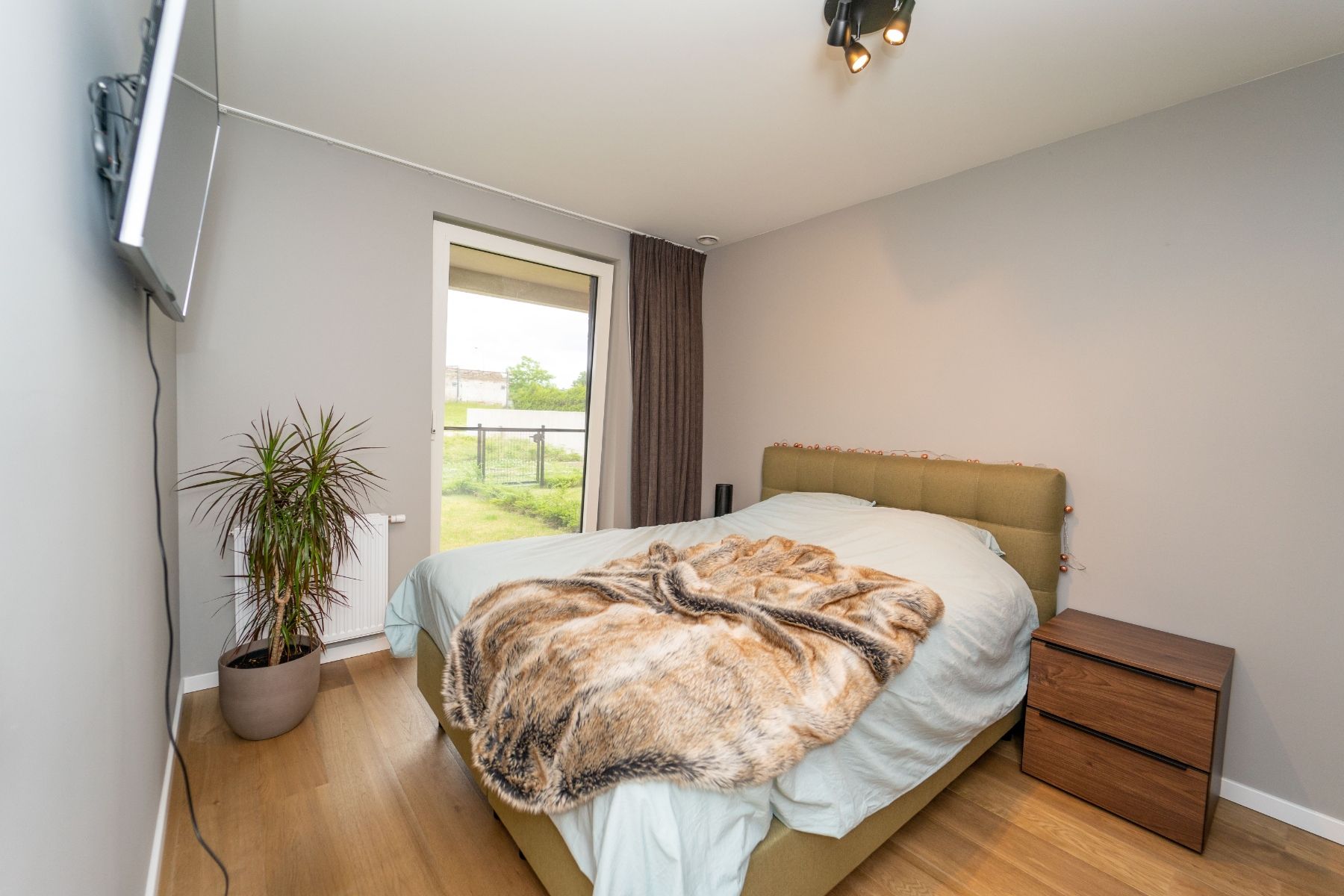 Luxe 2 slaapkamerappartement met 2 terrassen en privatieve tuin foto 23