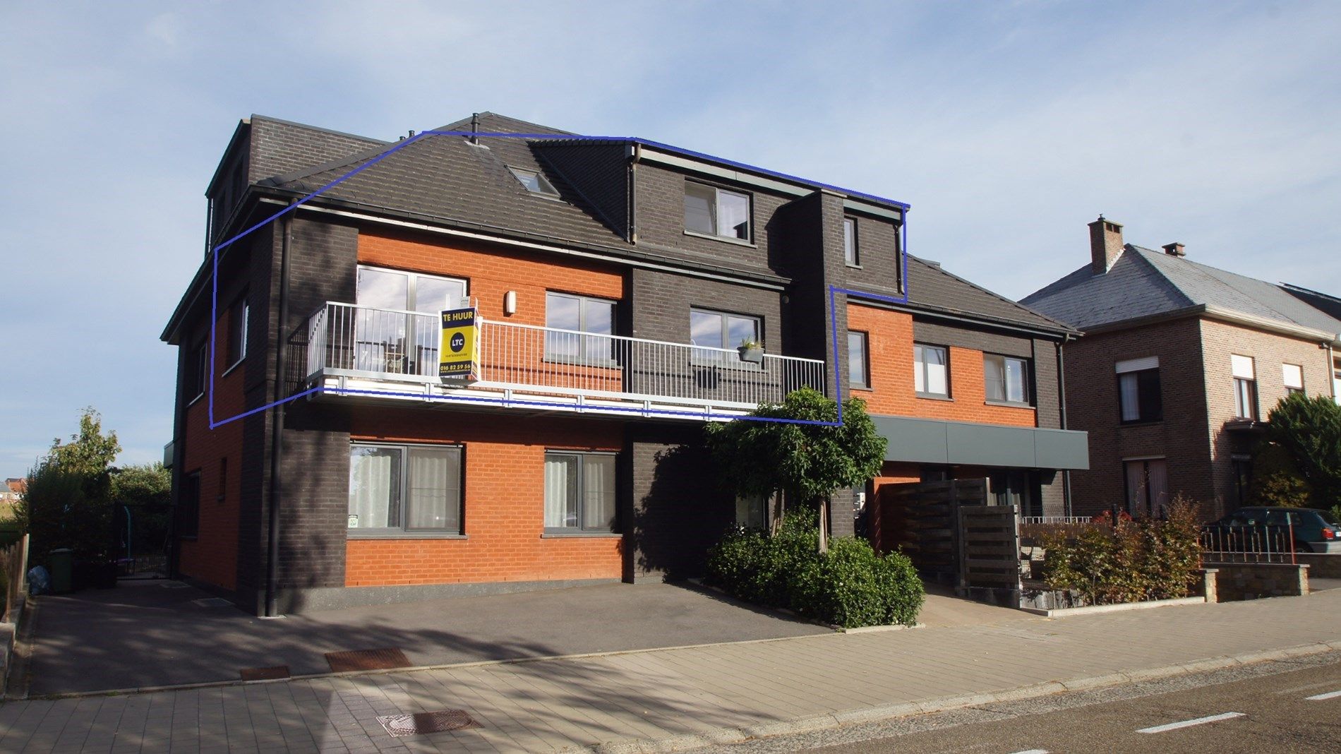 Goed gelegen duplex met 2 slpks, terras en autostaanplaats foto {{pictureIndex}}