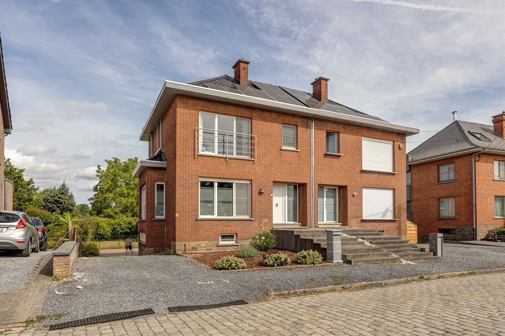 Instapklare woning in rustige straat foto {{pictureIndex}}