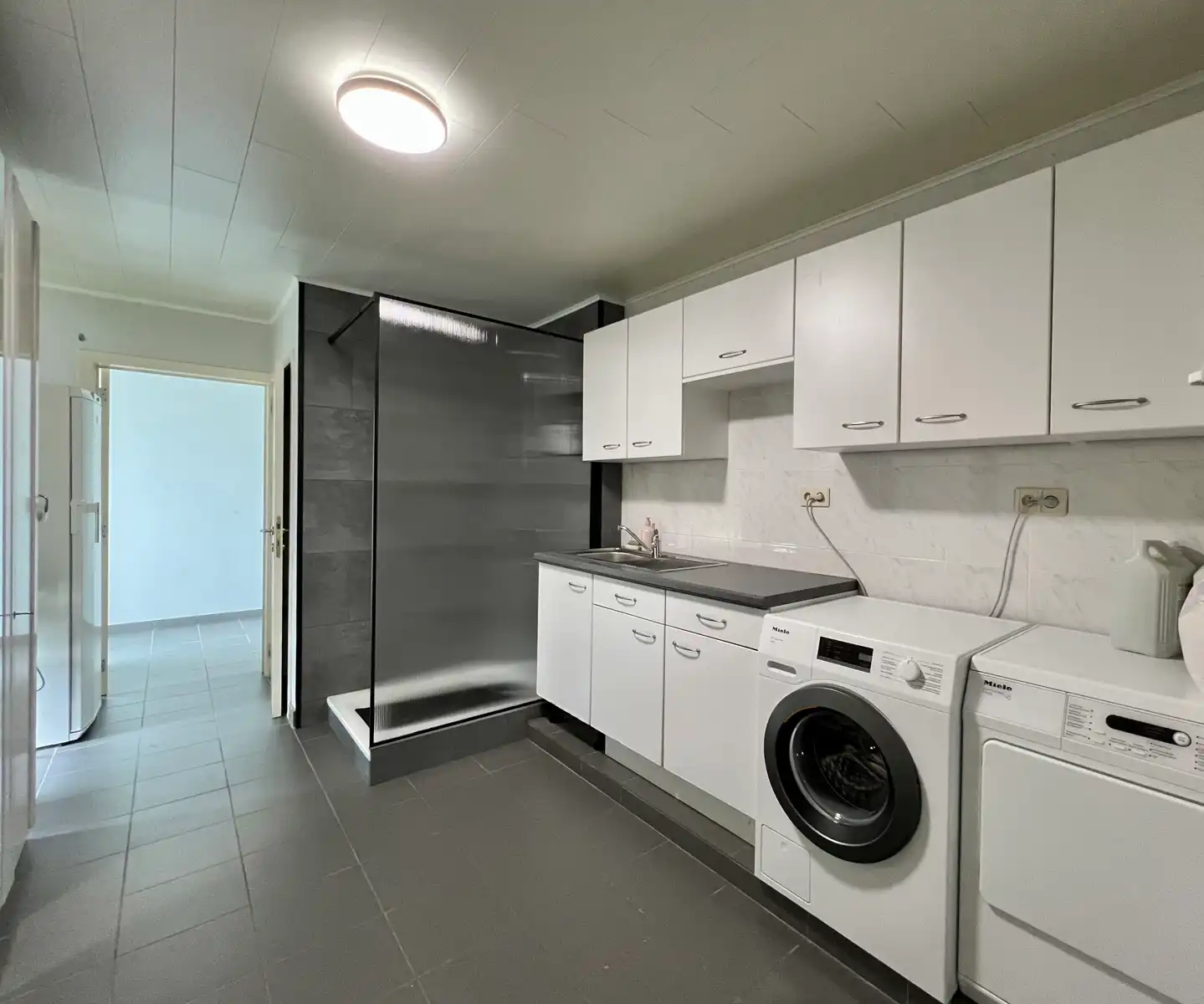 Ruime woning met 6 slk, 2 badk, 2 keukens en dubbele garage foto 8