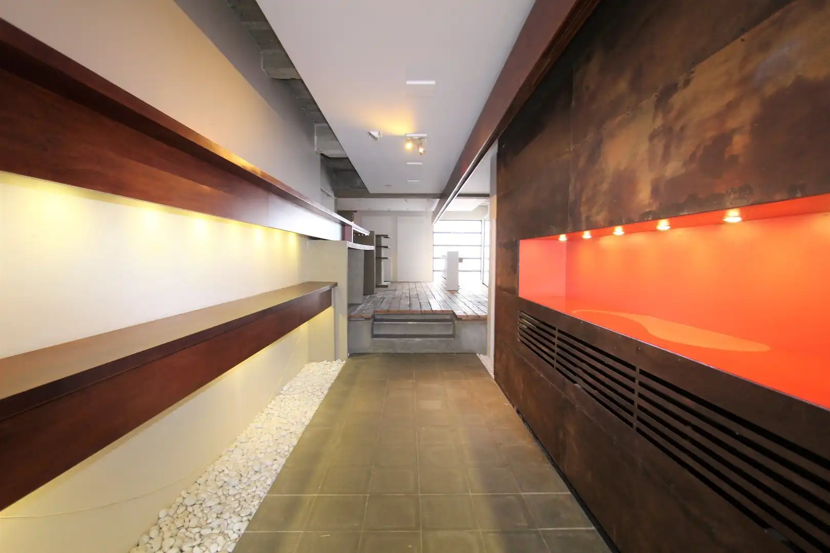 PRACHTIG GELEGEN MODERNE HANDELSWONING foto 3