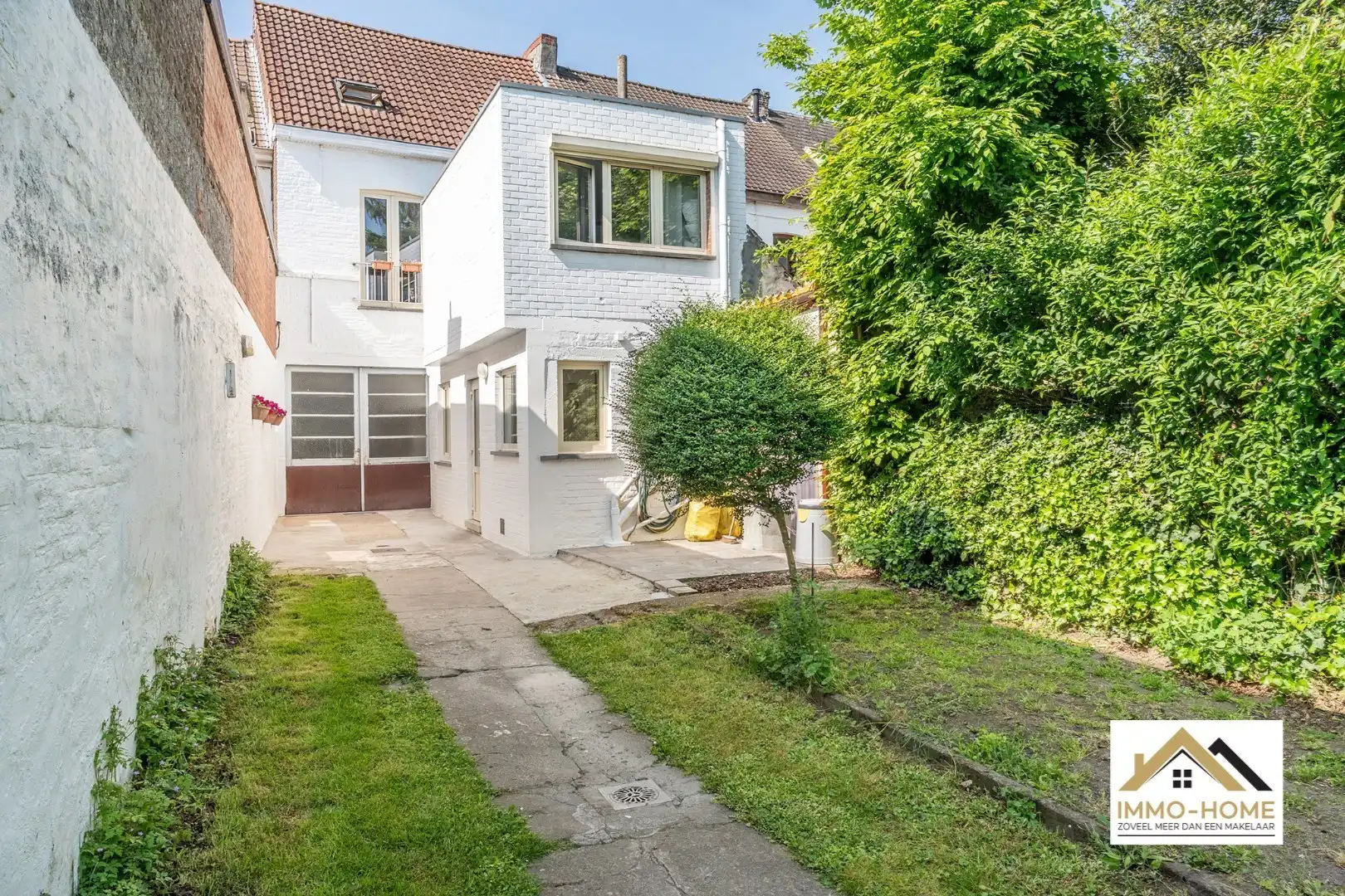Instapklare woning met praktijkruimte en vrijstaande garage!  foto 2