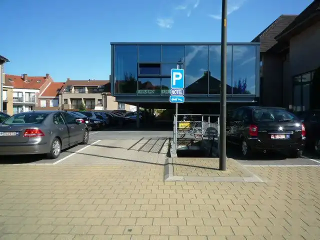 Garage op 400m van het centrum en op 250m van de Zeedijk foto 2