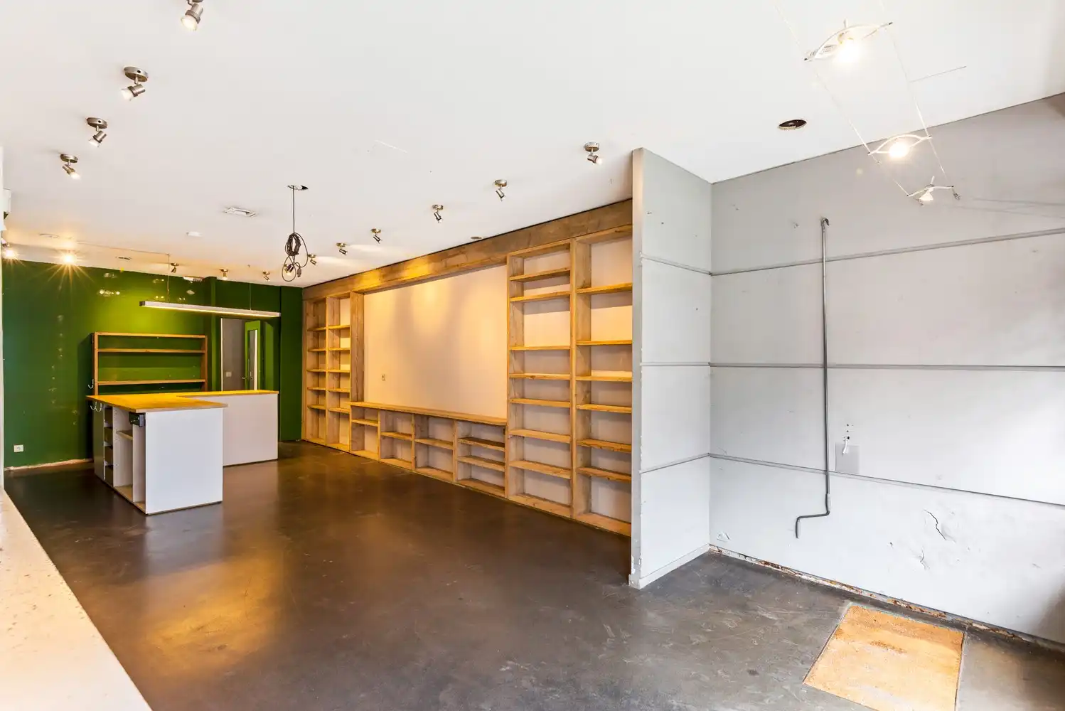 Handelshuis met 2 handelsruimtes en appartement in het hart van Wommelgem. foto 10