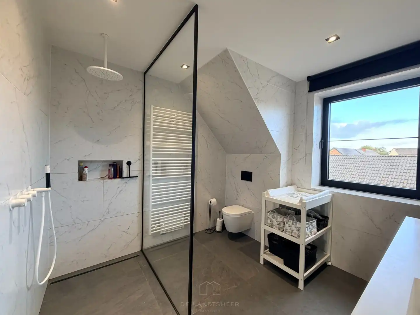 Stijlvol dakappartement met 3 slaapkamers, 2 badkamers en uitzonderlijk veel maatwerk foto 28