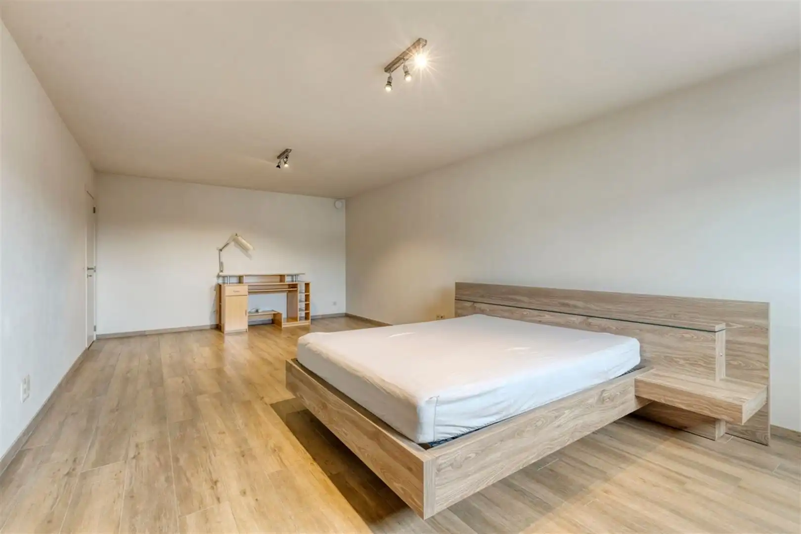 Uitzonderlijk ruime en toekomstgerichte woning met een indrukwekkende 358m² bewoonbare opp. EPC-label A. Residentiële woonwijk met winkels, scholen, horeca en andere voorzieningen vlakbij. foto 27