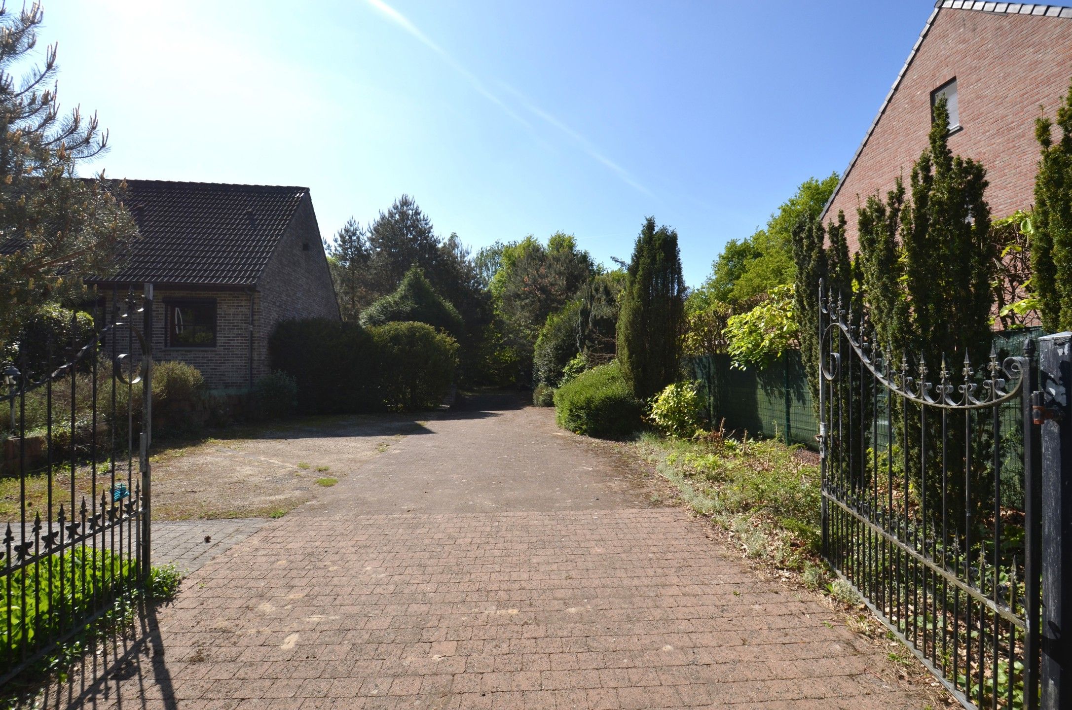 Ruime woning met veel grond foto 5